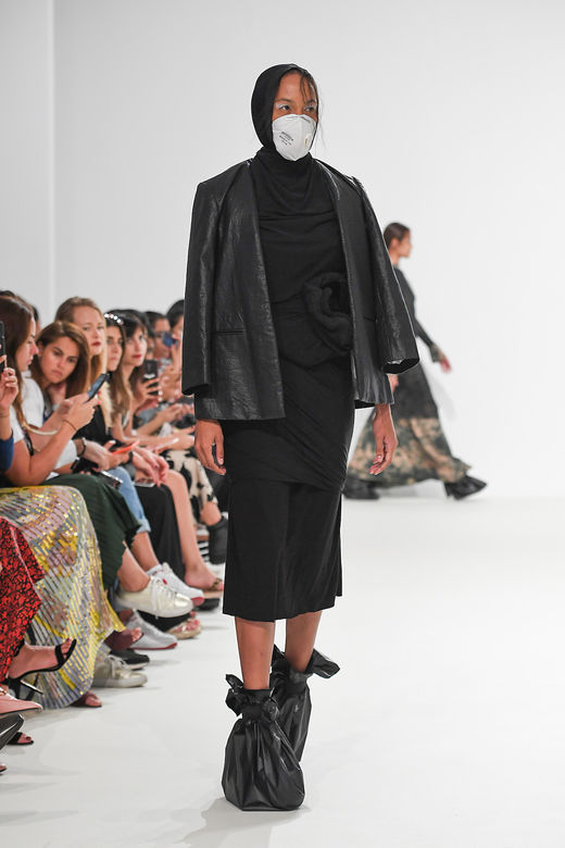 是预言疫情还是巧合?设计师都提前为模特戴上口罩