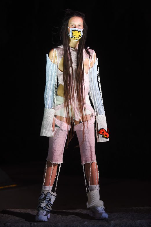 是预言疫情还是巧合?设计师都提前为模特戴上口罩