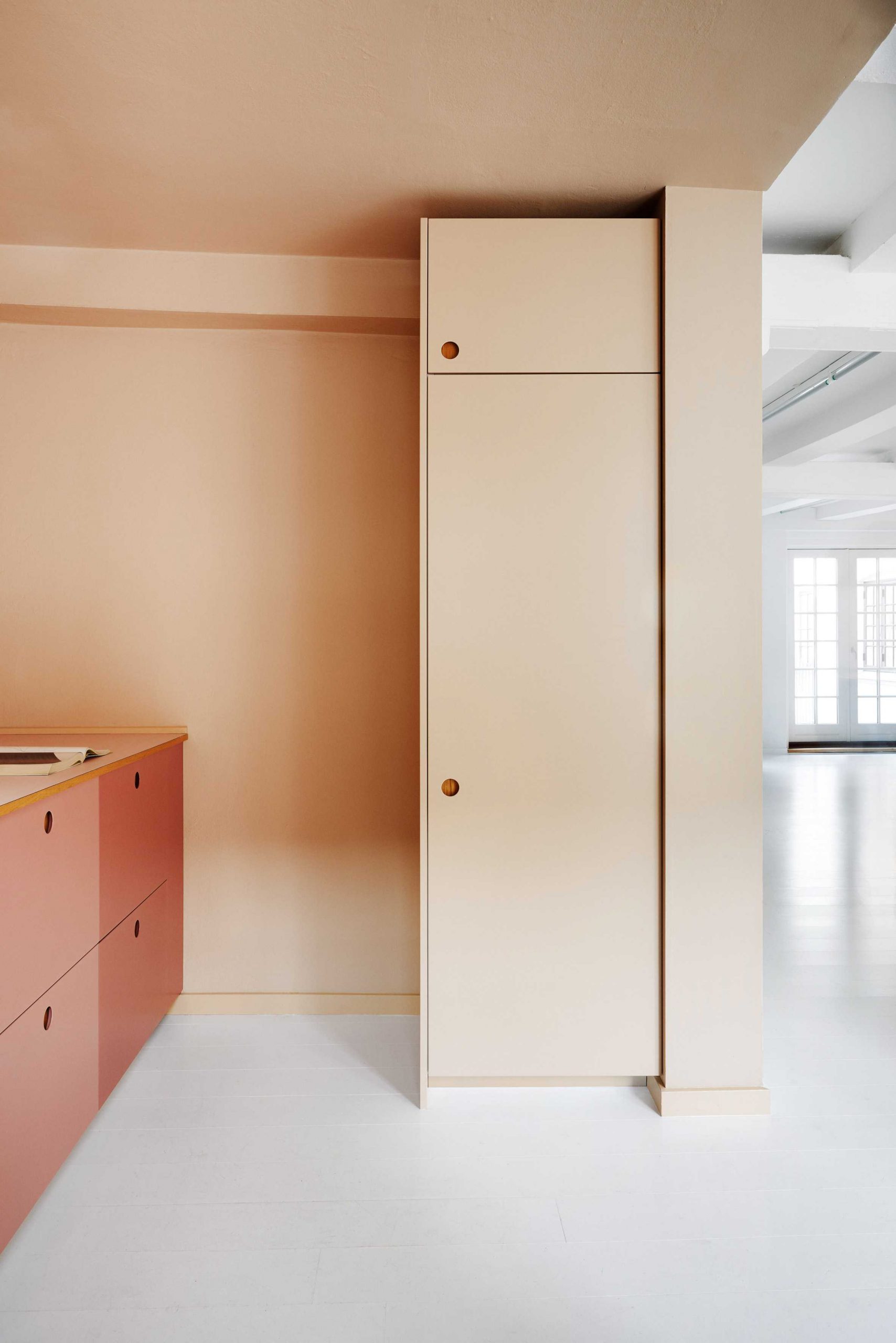 粉红色的厨房出现在哥本哈根的Designers Remix陈列室中