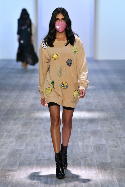 是预言疫情还是巧合?设计师都提前为模特戴上口罩