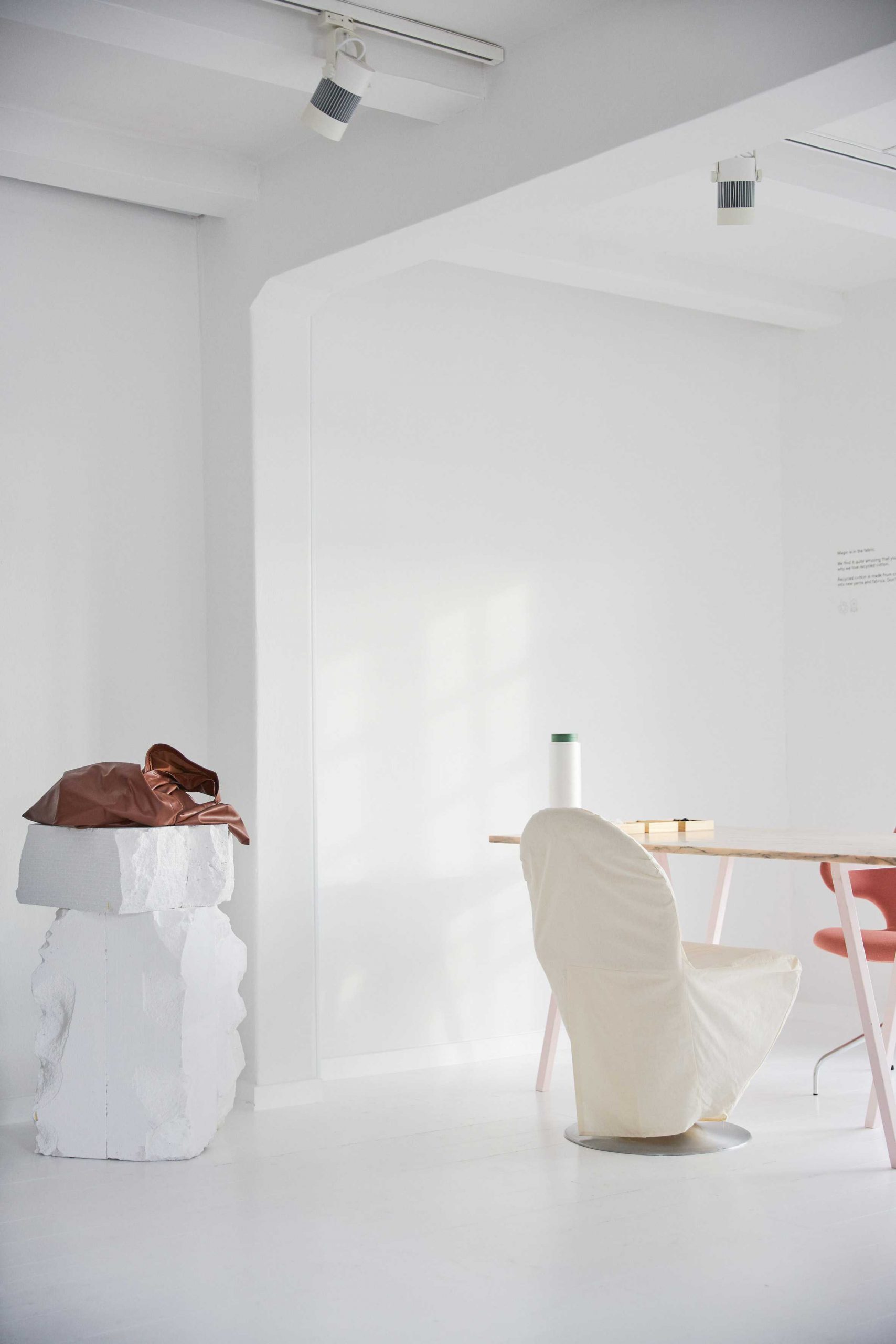 粉红色的厨房出现在哥本哈根的Designers Remix陈列室中