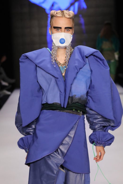 是预言疫情还是巧合?设计师都提前为模特戴上口罩