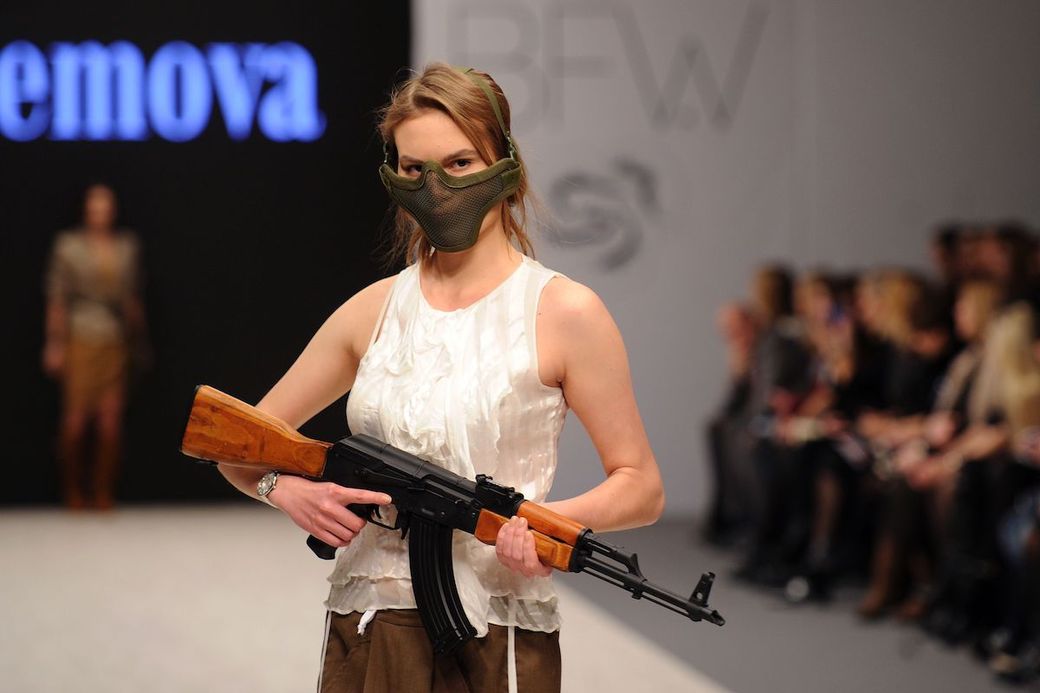 是预言疫情还是巧合?设计师都提前为模特戴上口罩