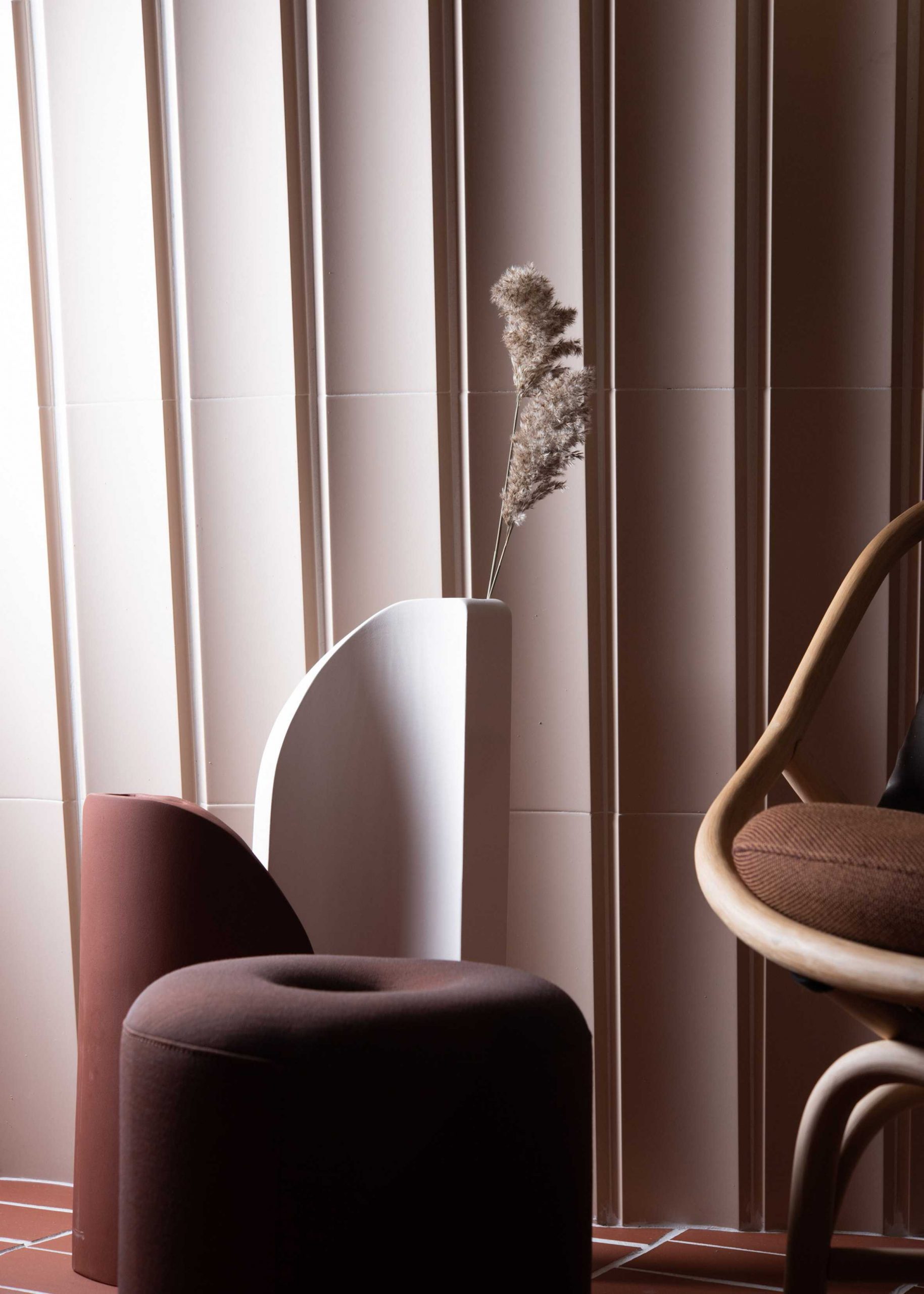 MUT Design使用Das Haus家具模糊了室内和室外之间的界限