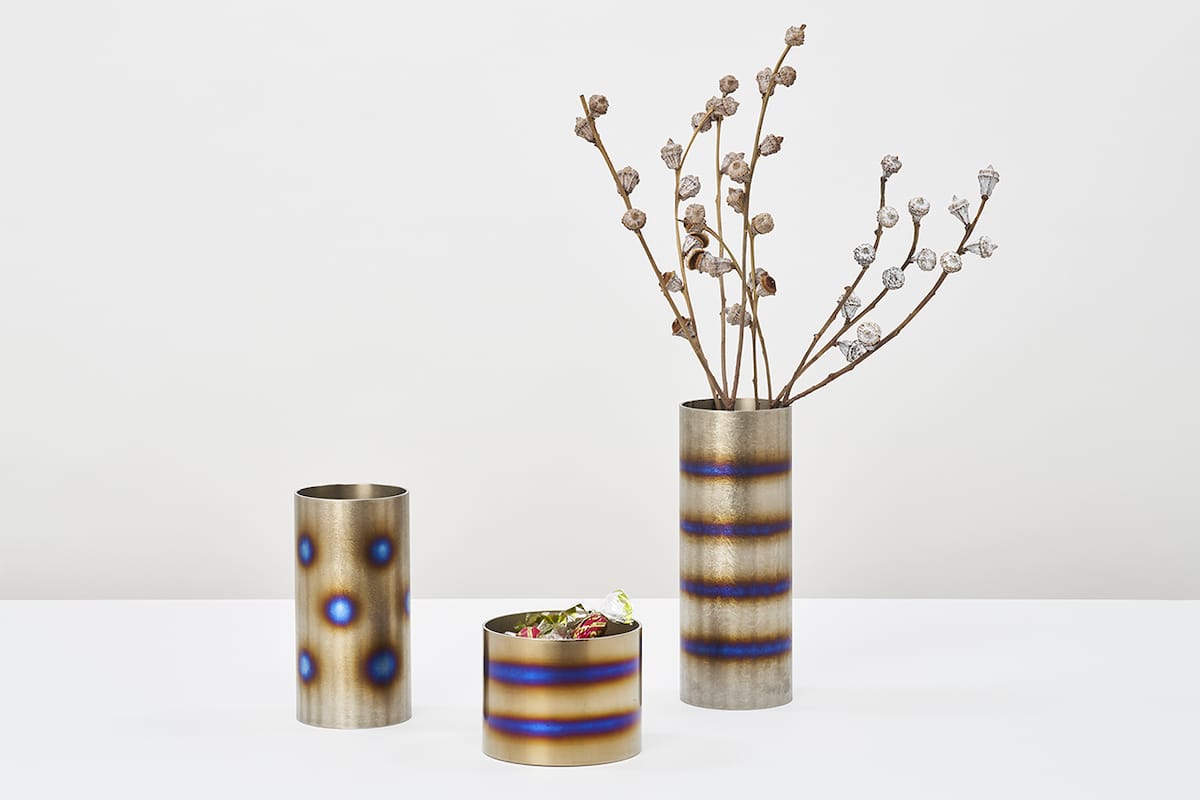 设计工作室烧制金属以创建带有彩虹色“ Scars”的精致家居装饰