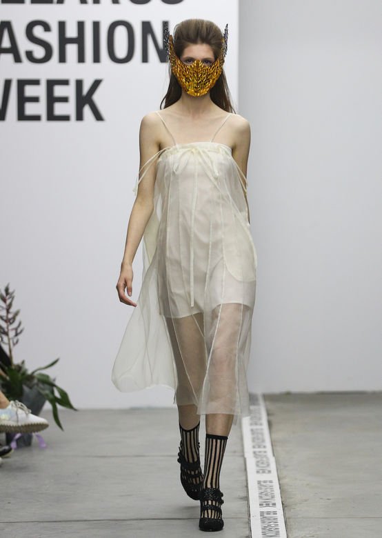 是预言疫情还是巧合?设计师都提前为模特戴上口罩