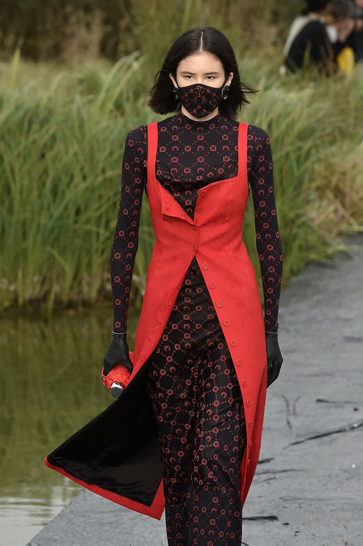 是预言疫情还是巧合?设计师都提前为模特戴上口罩