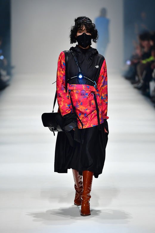 是预言疫情还是巧合?设计师都提前为模特戴上口罩
