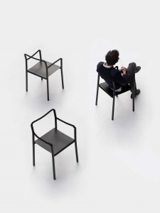 用一根连续的绳子设计的椅子