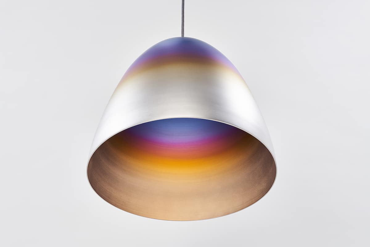 设计工作室烧制金属以创建带有彩虹色“ Scars”的精致家居装饰