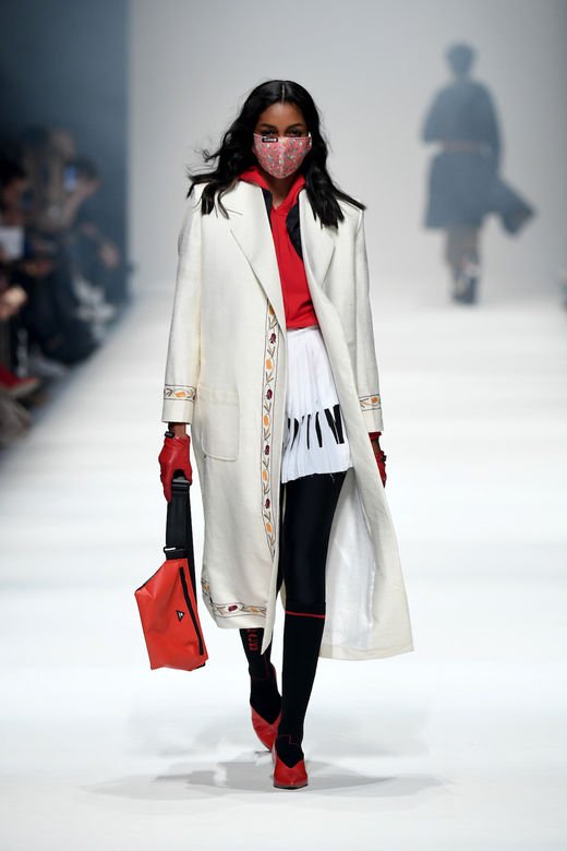 是预言疫情还是巧合?设计师都提前为模特戴上口罩