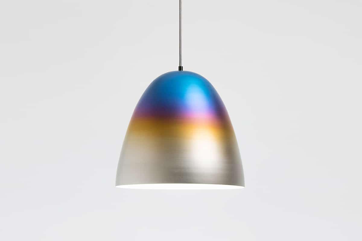 设计工作室烧制金属以创建带有彩虹色“ Scars”的精致家居装饰