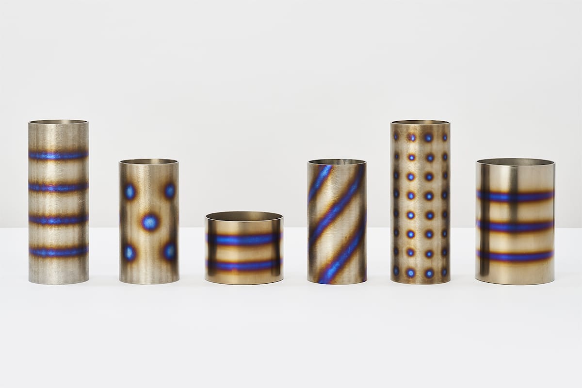 设计工作室烧制金属以创建带有彩虹色“ Scars”的精致家居装饰