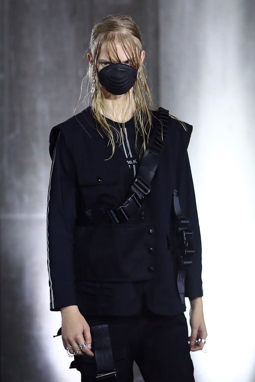 是预言疫情还是巧合?设计师都提前为模特戴上口罩