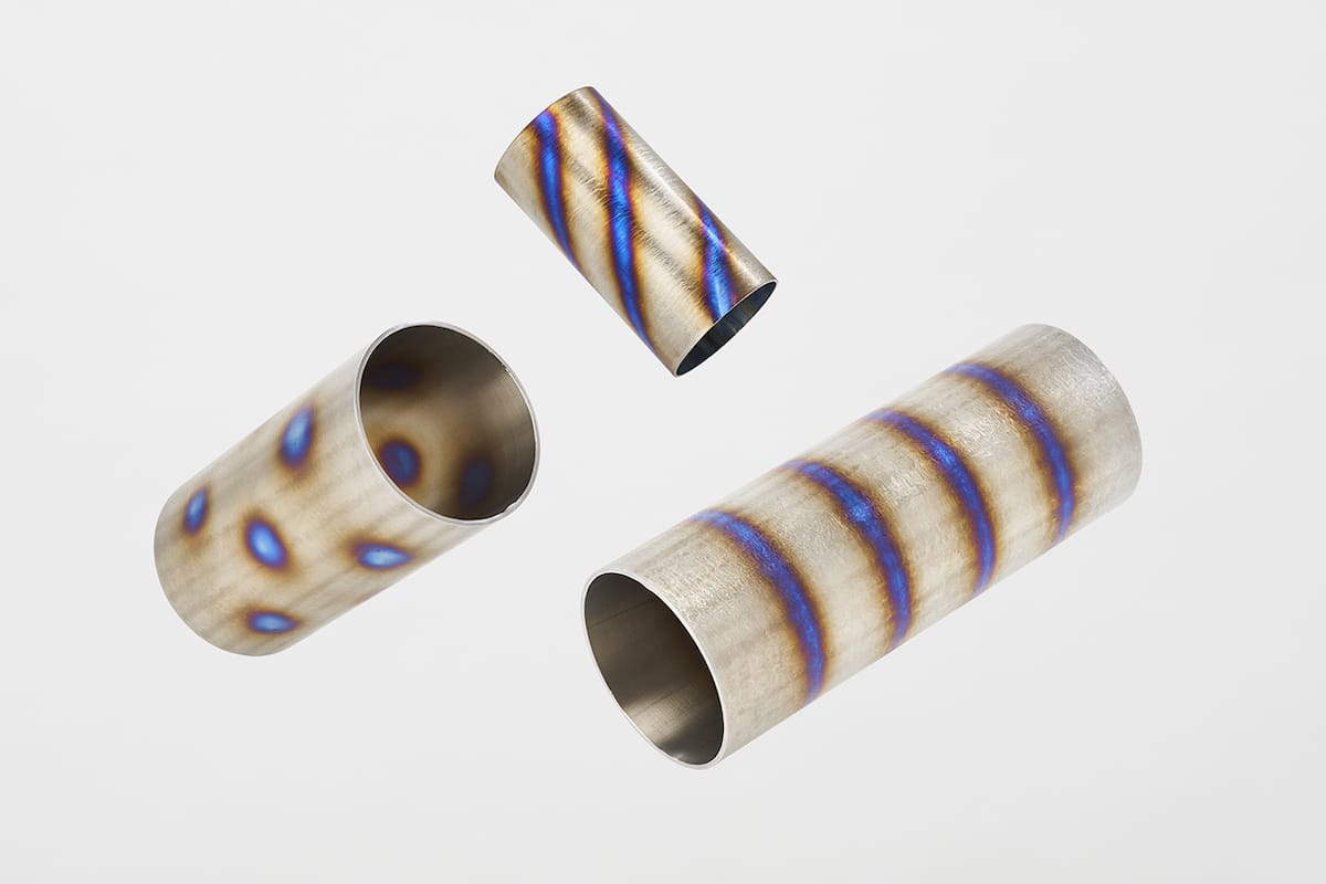 设计工作室烧制金属以创建带有彩虹色“ Scars”的精致家居装饰