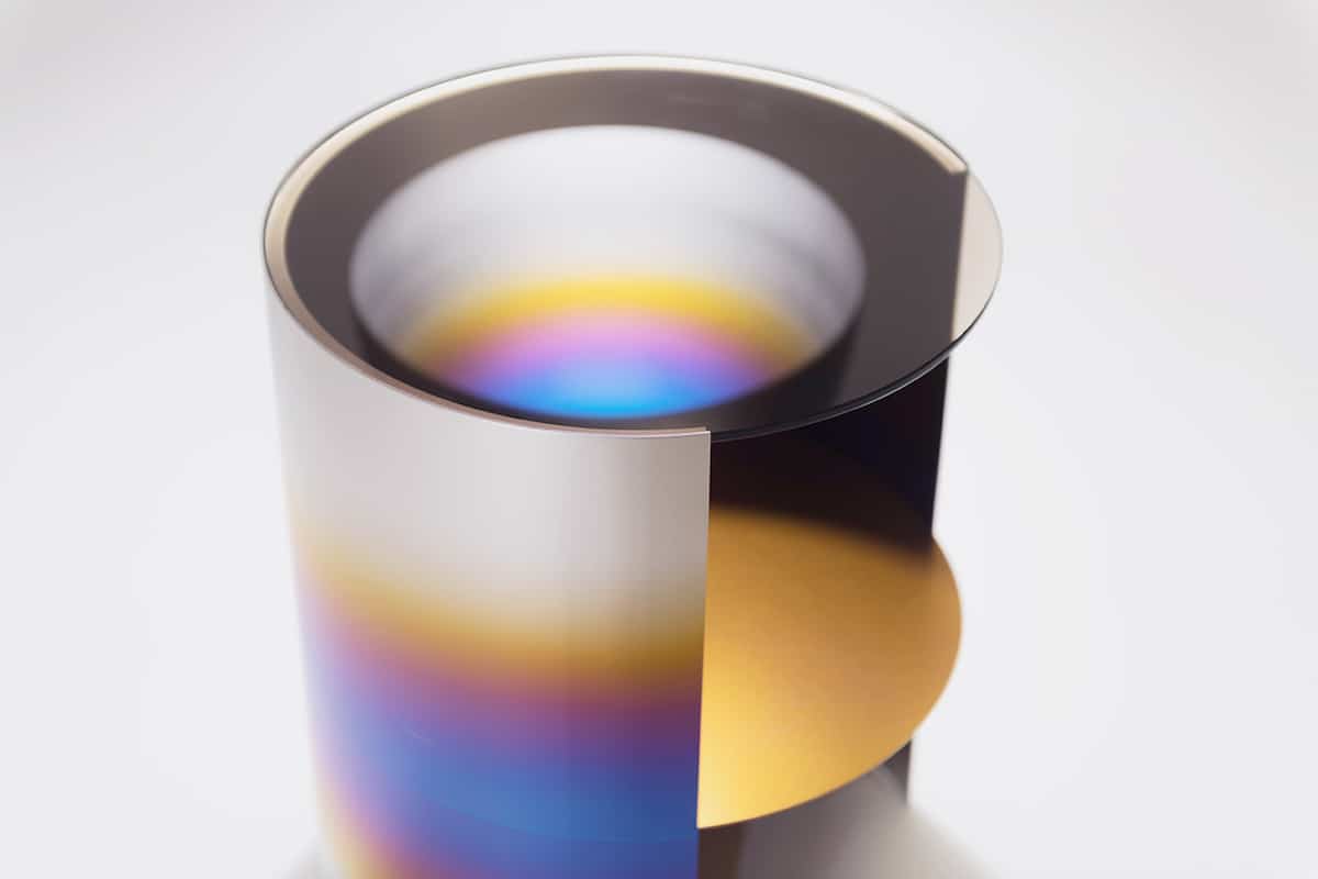 设计工作室烧制金属以创建带有彩虹色“ Scars”的精致家居装饰