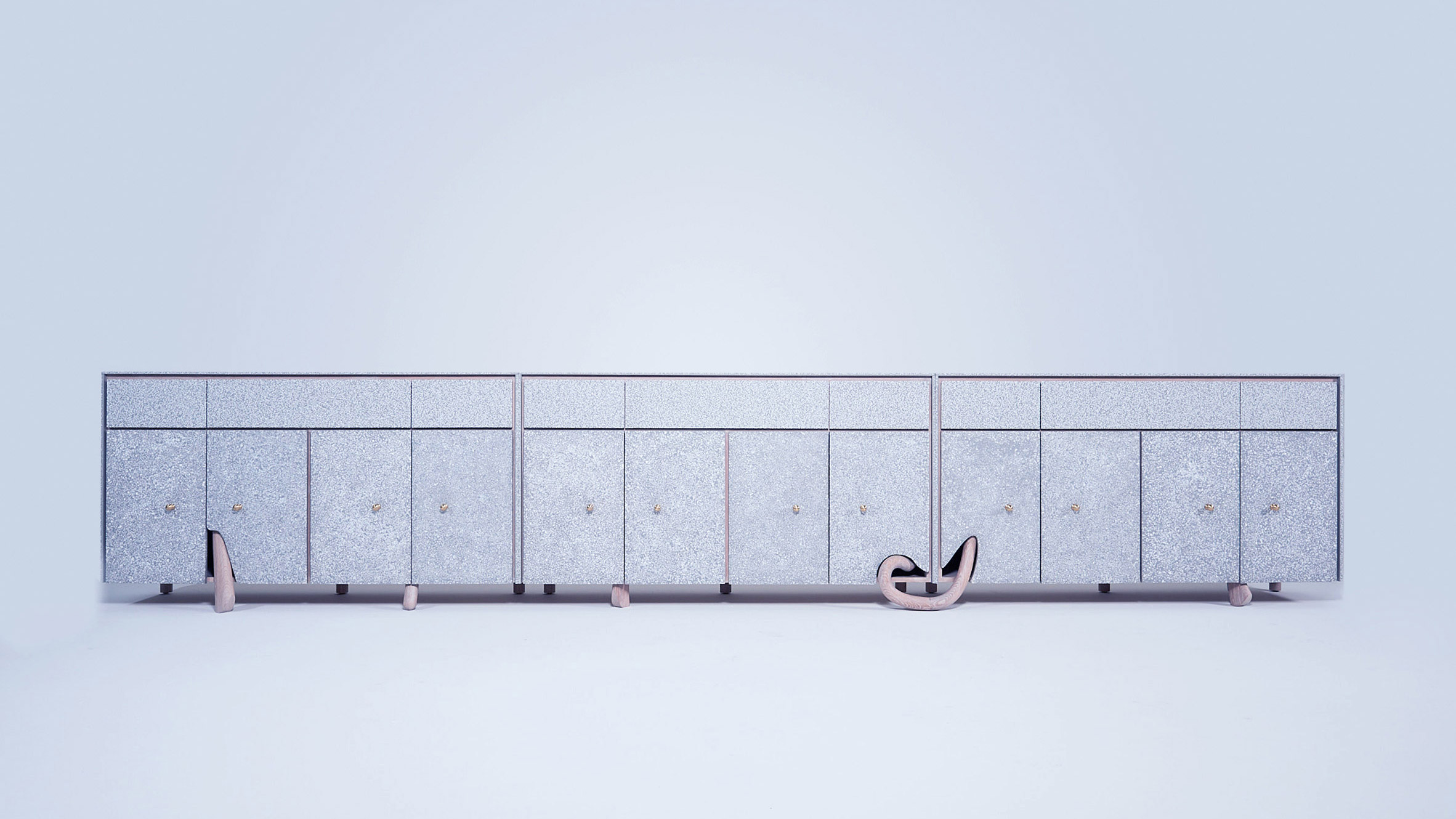 具有弹性的门和特殊支腿的橱柜