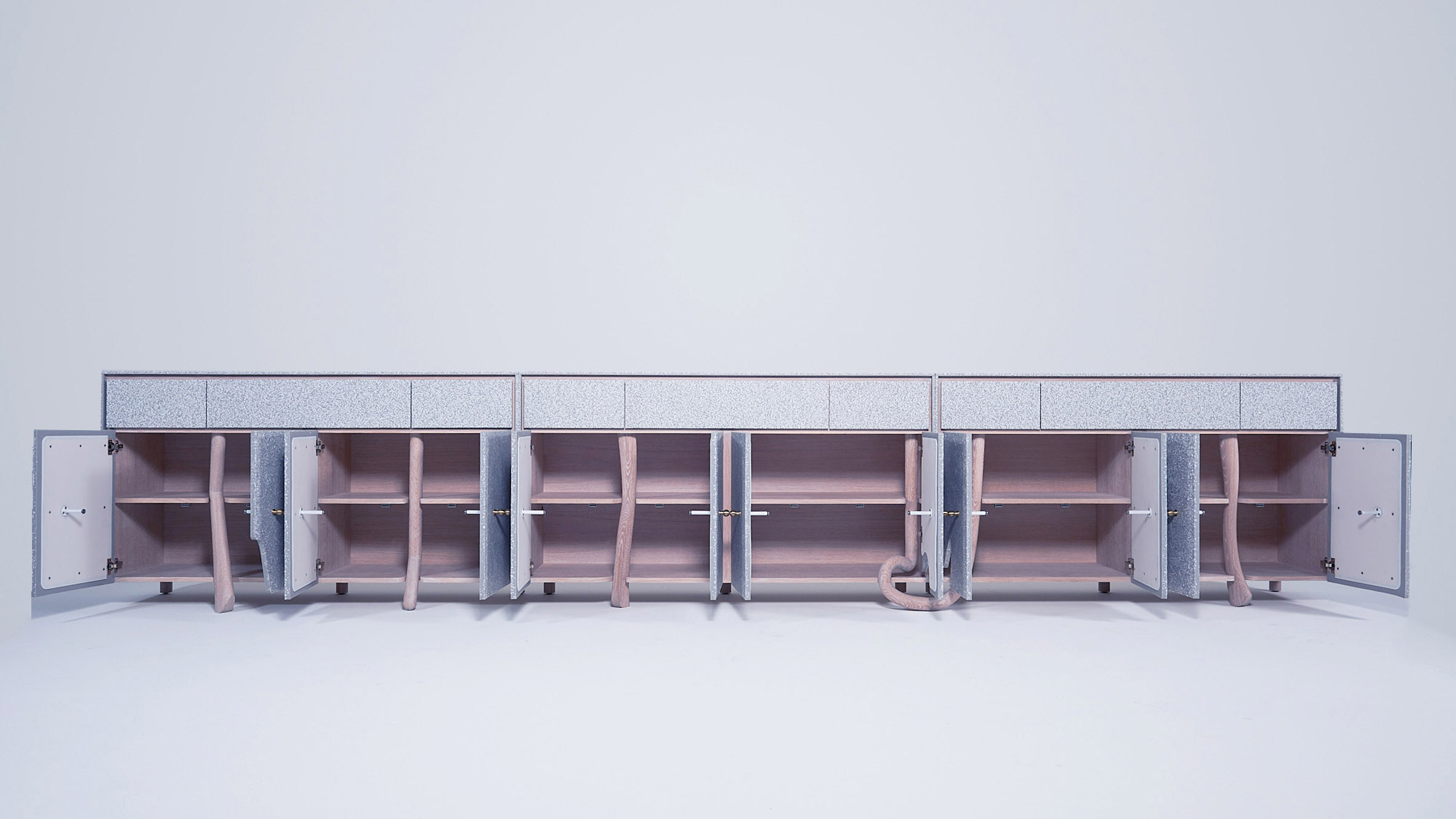 具有弹性的门和特殊支腿的橱柜