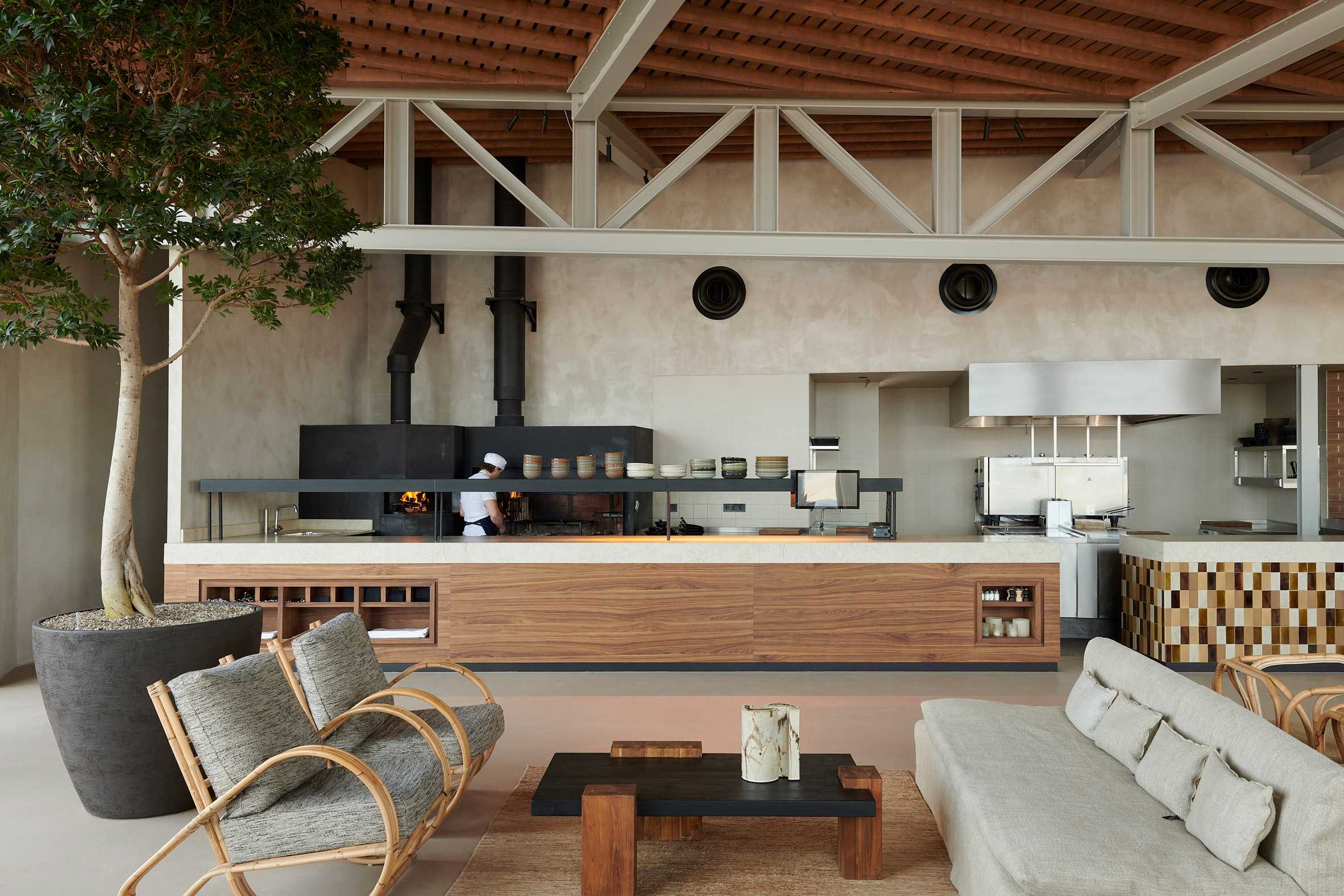 使用了自然材料和泥土色调设计的海滩餐厅