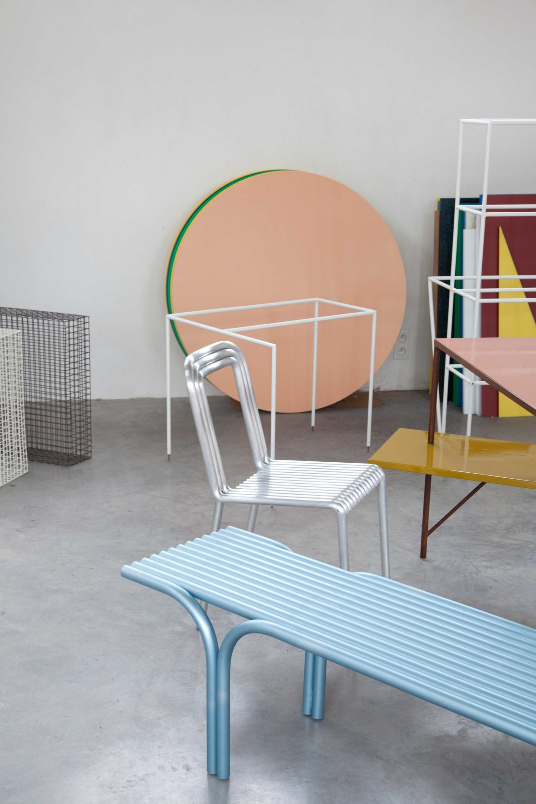 用成排的铝管构造Alltubes家具系列