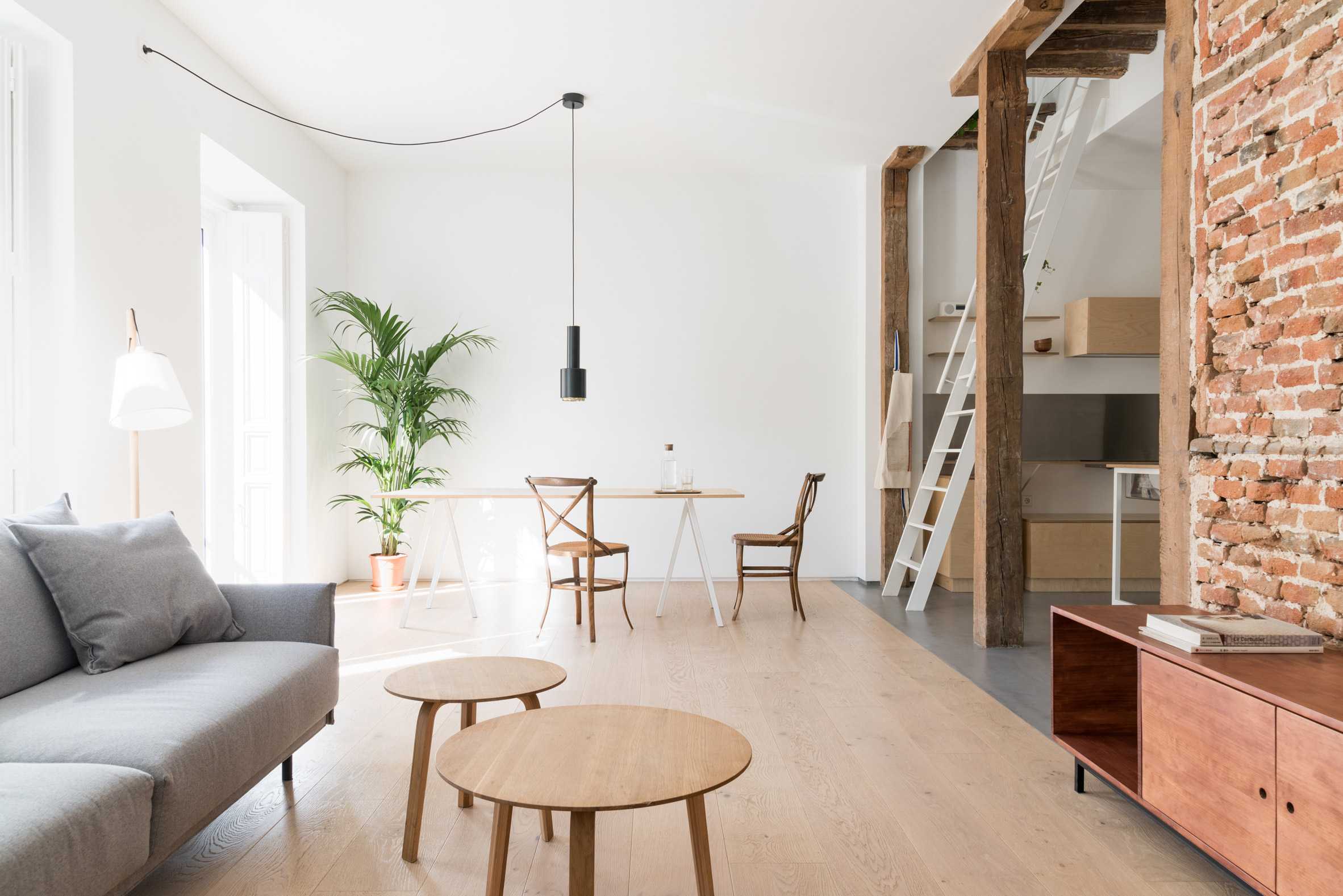 原始的横梁和砖砌为豪华公寓增添了温暖