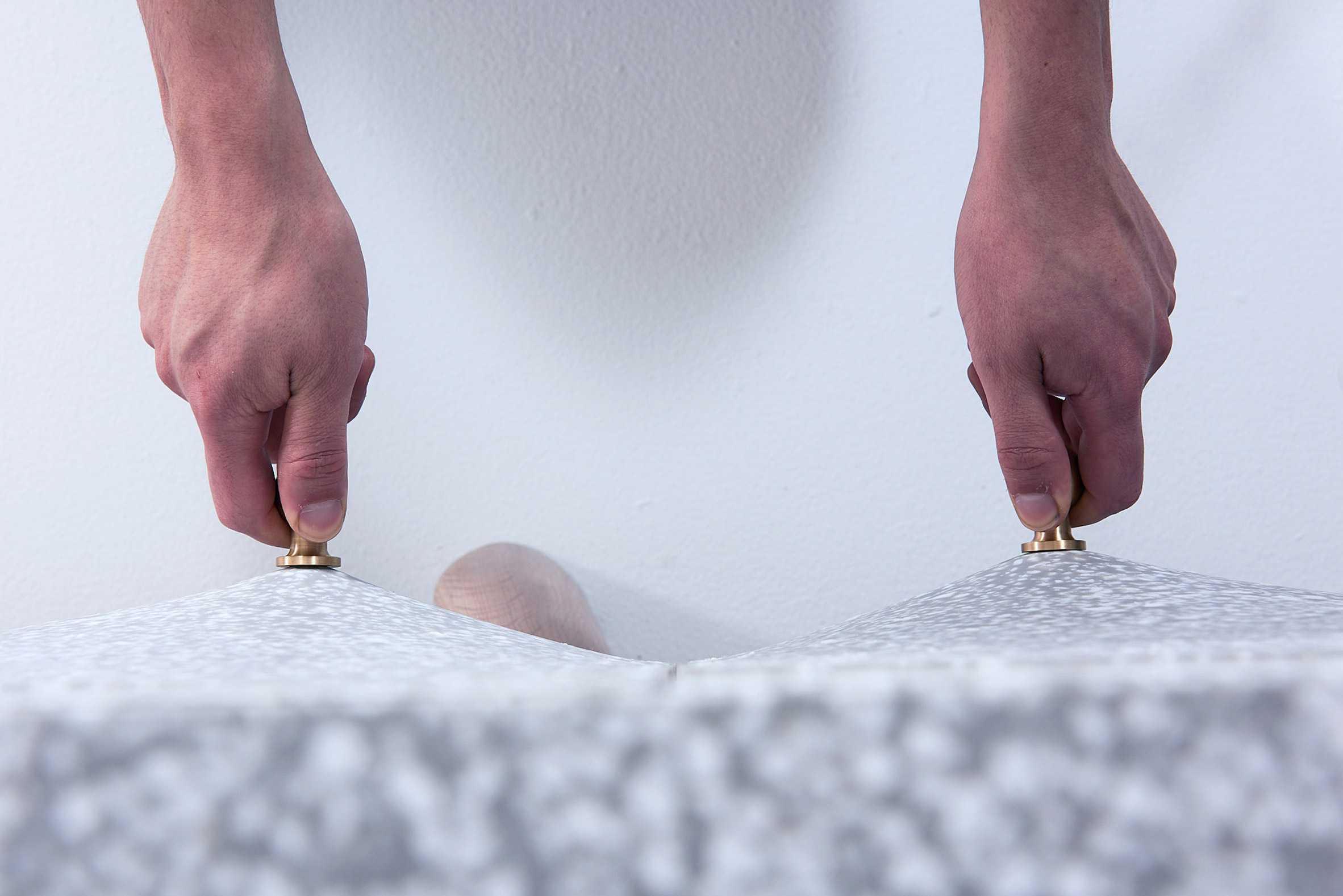 具有弹性的门和特殊支腿的橱柜