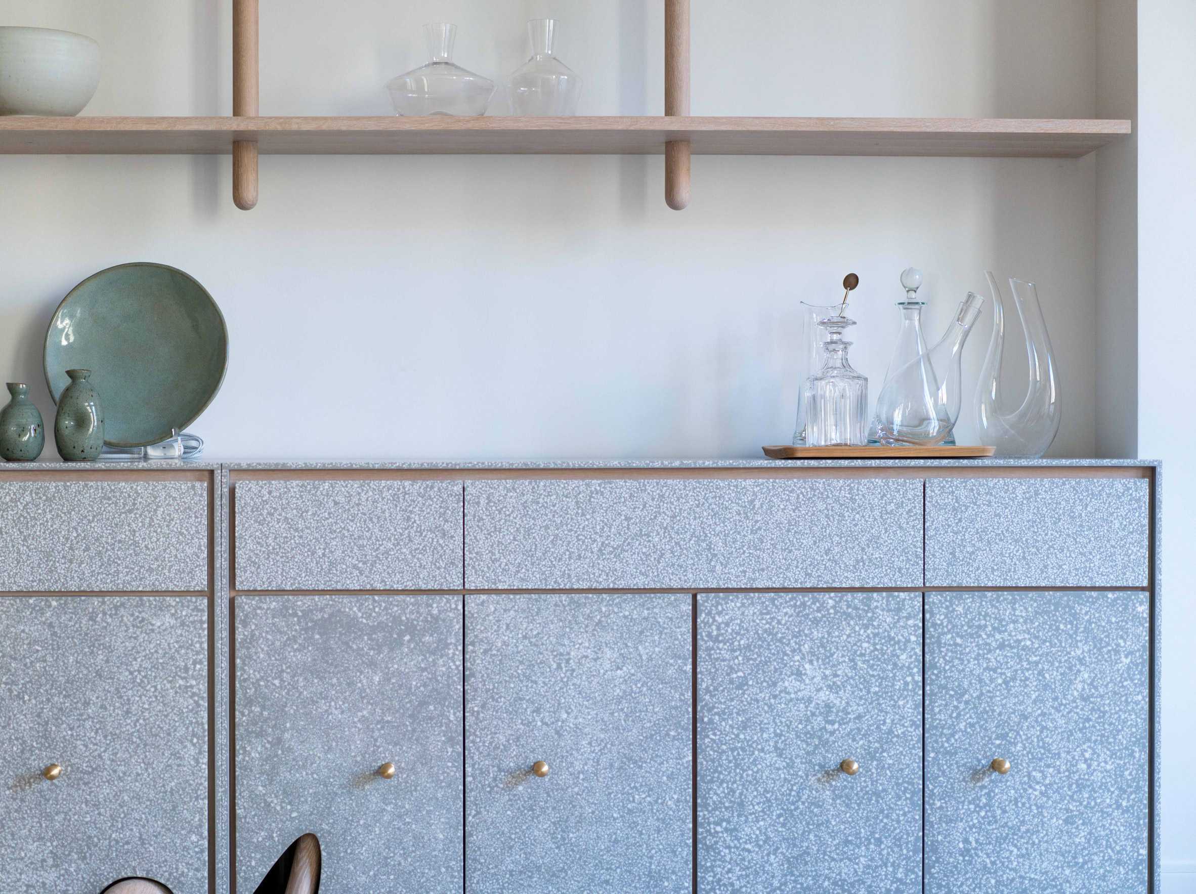 具有弹性的门和特殊支腿的橱柜