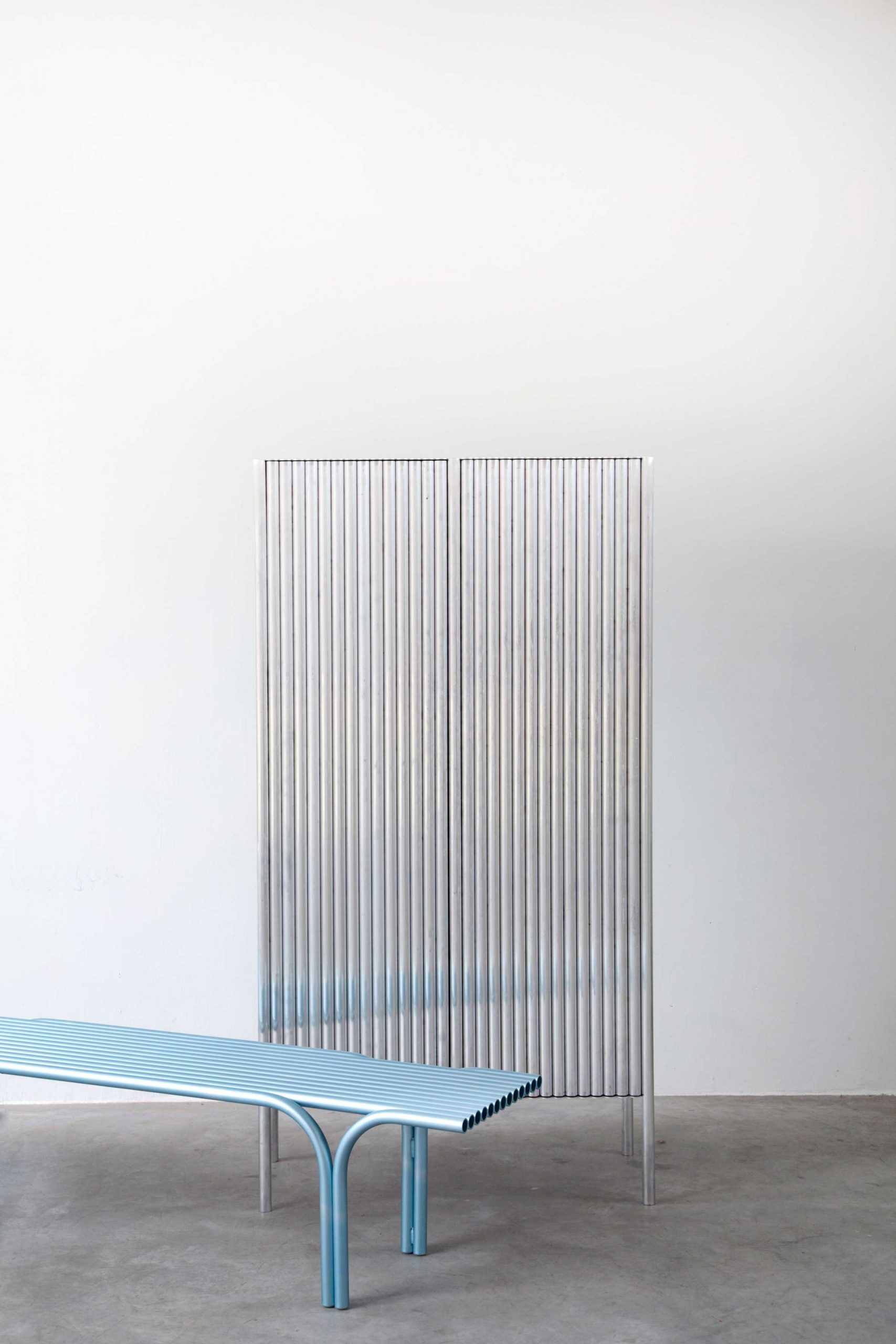 用成排的铝管构造Alltubes家具系列