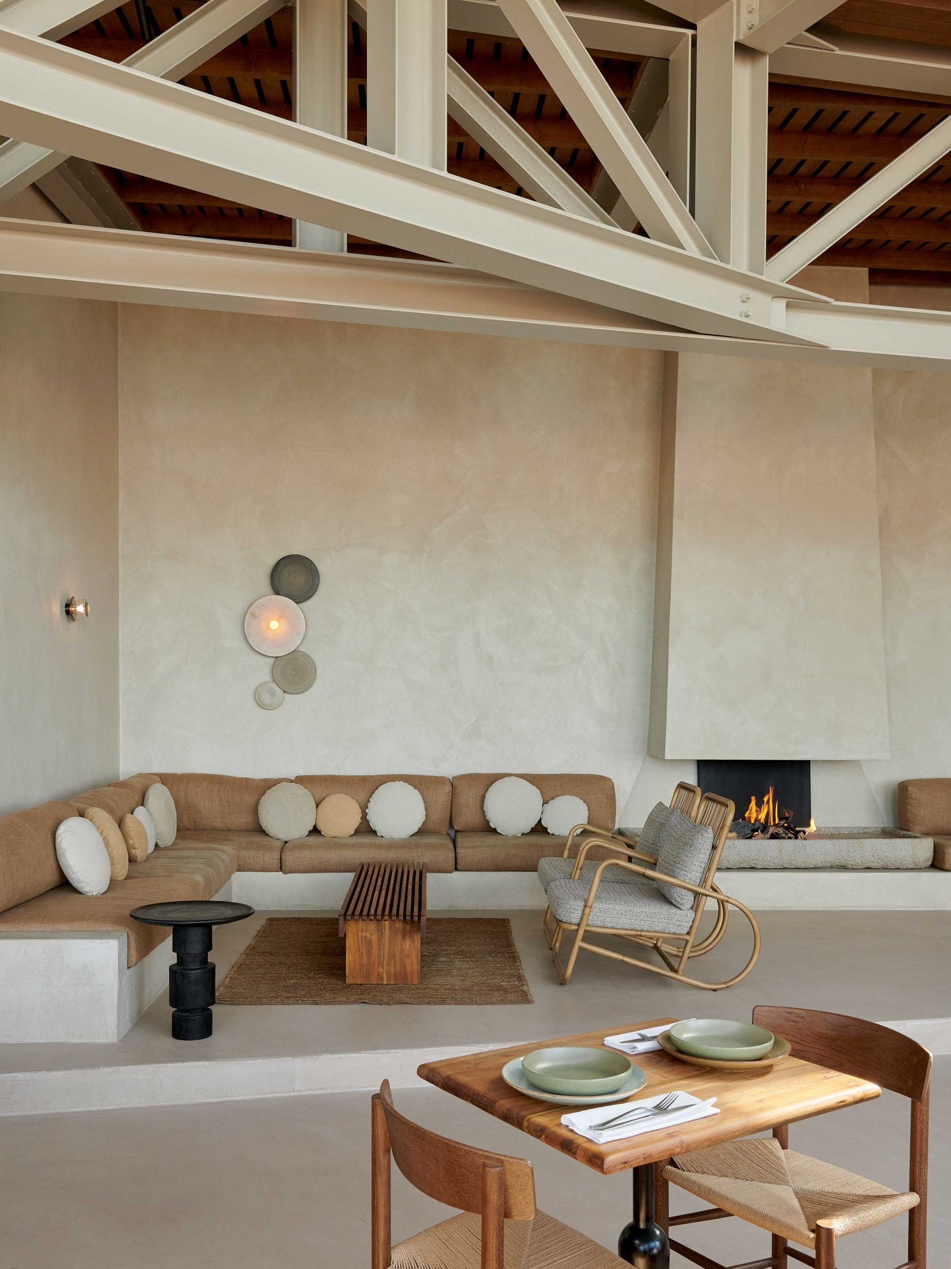 使用了自然材料和泥土色调设计的海滩餐厅