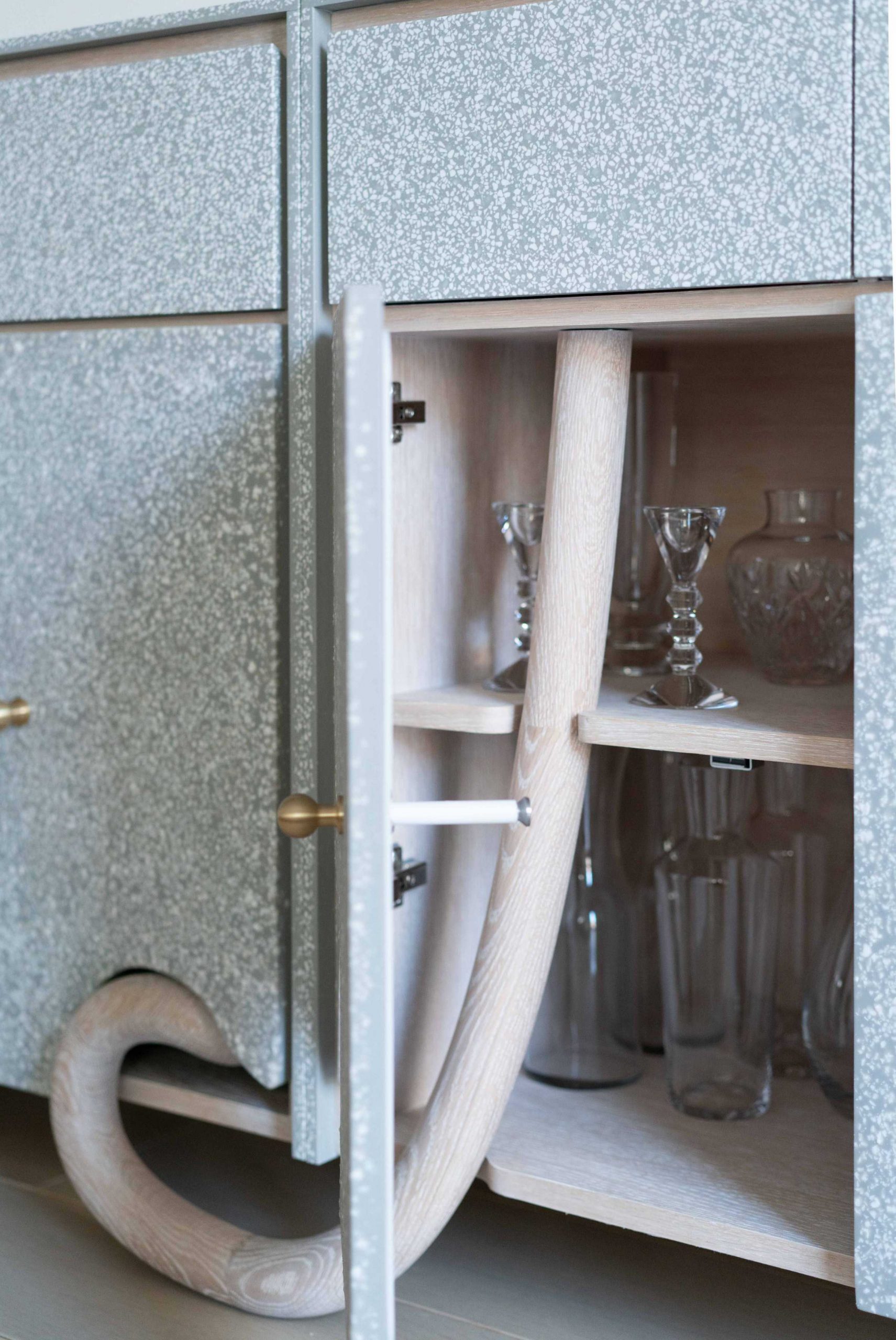 具有弹性的门和特殊支腿的橱柜