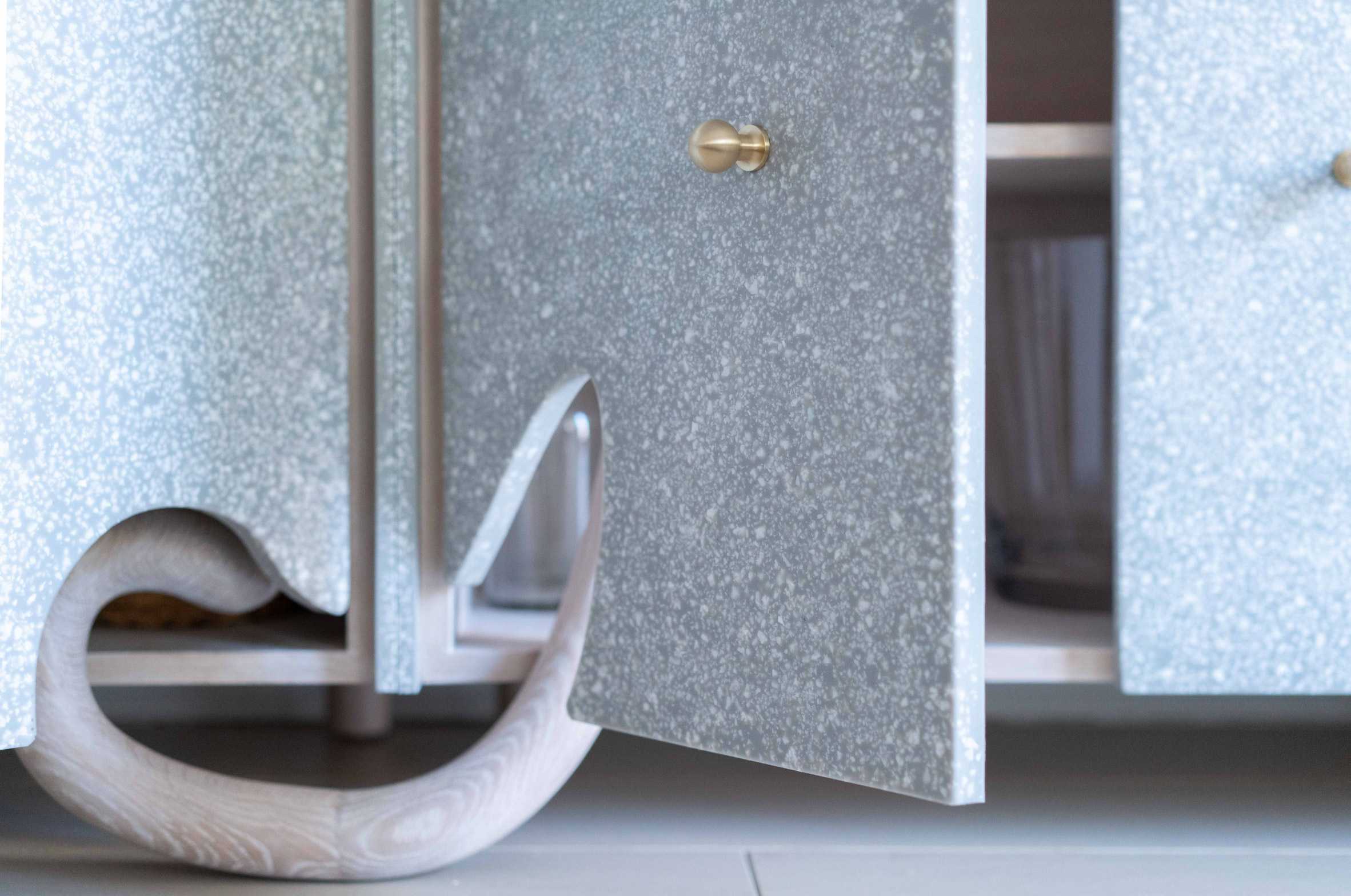 具有弹性的门和特殊支腿的橱柜