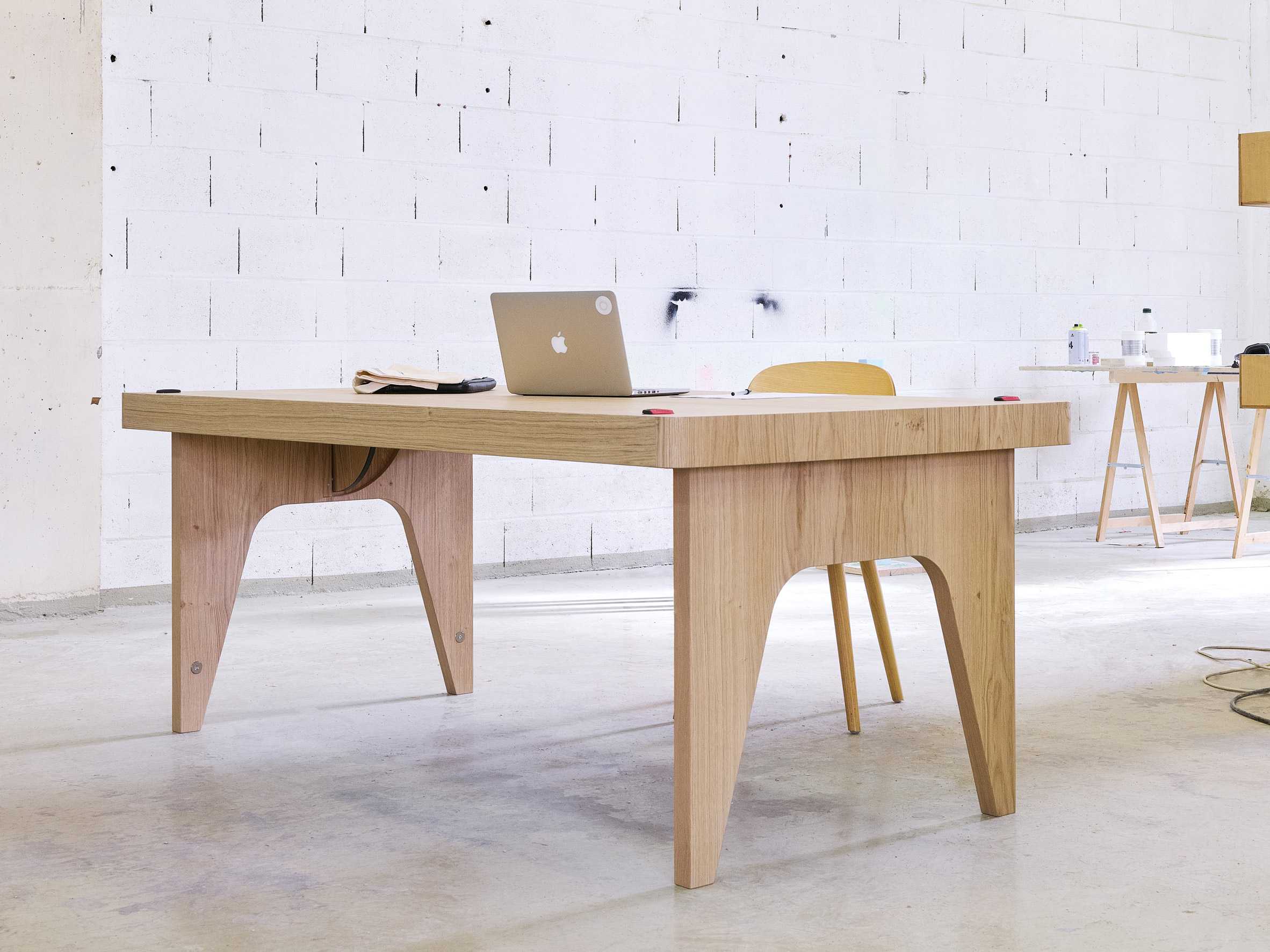 悬挂在安全带式机械装置上的Flying 桌子