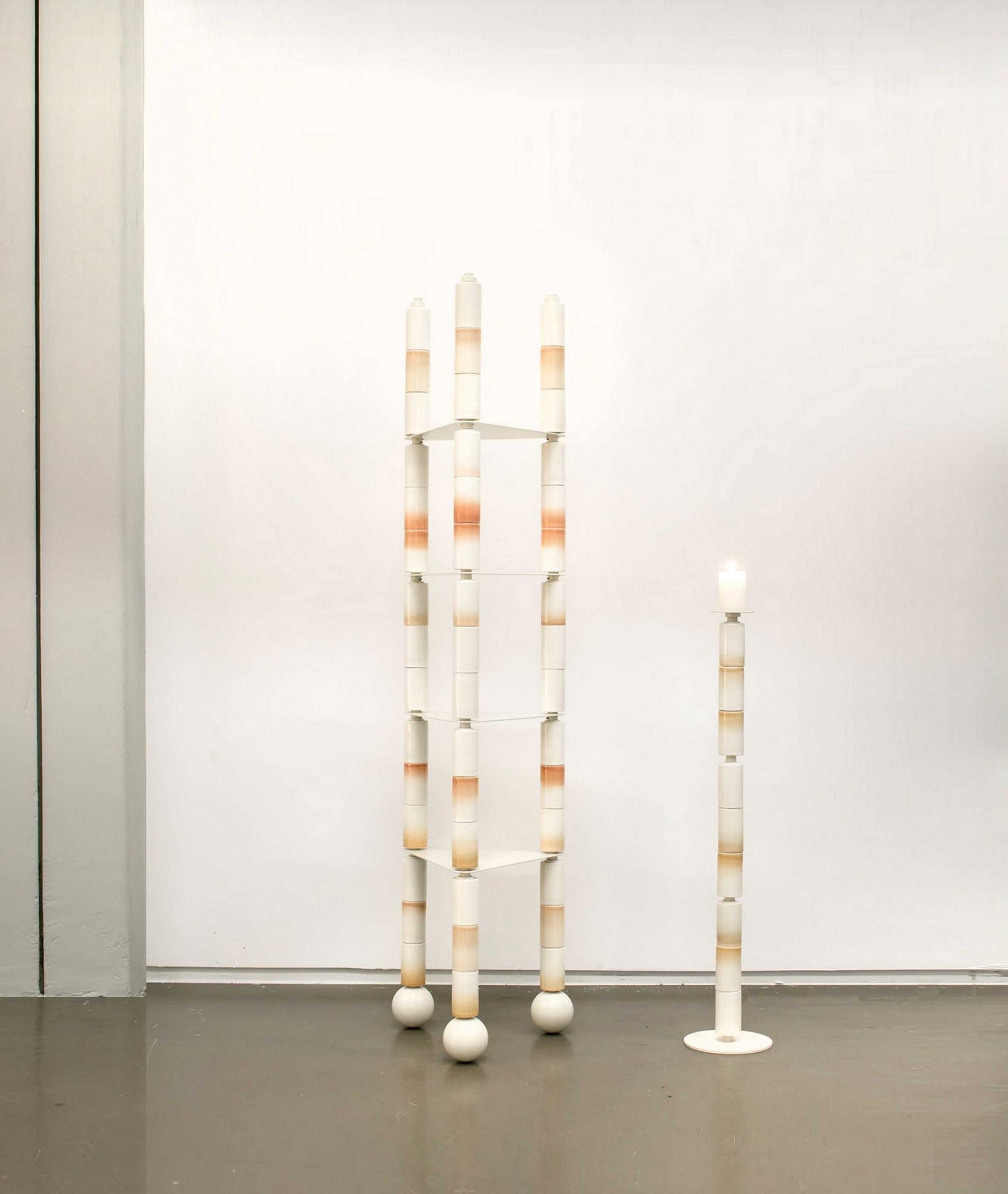 叠放的陶瓷圆柱体以制造脆弱的家具和灯具