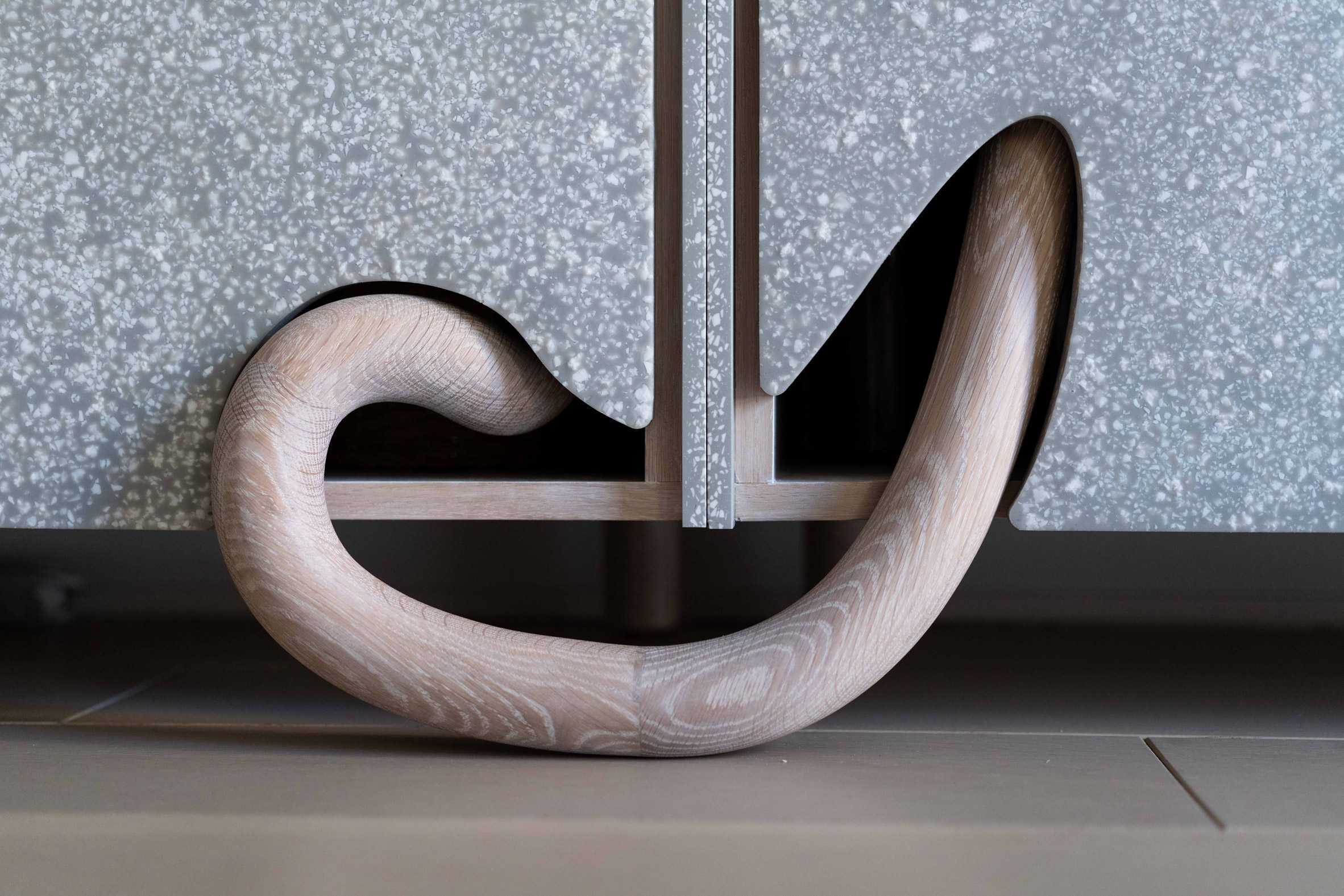 具有弹性的门和特殊支腿的橱柜