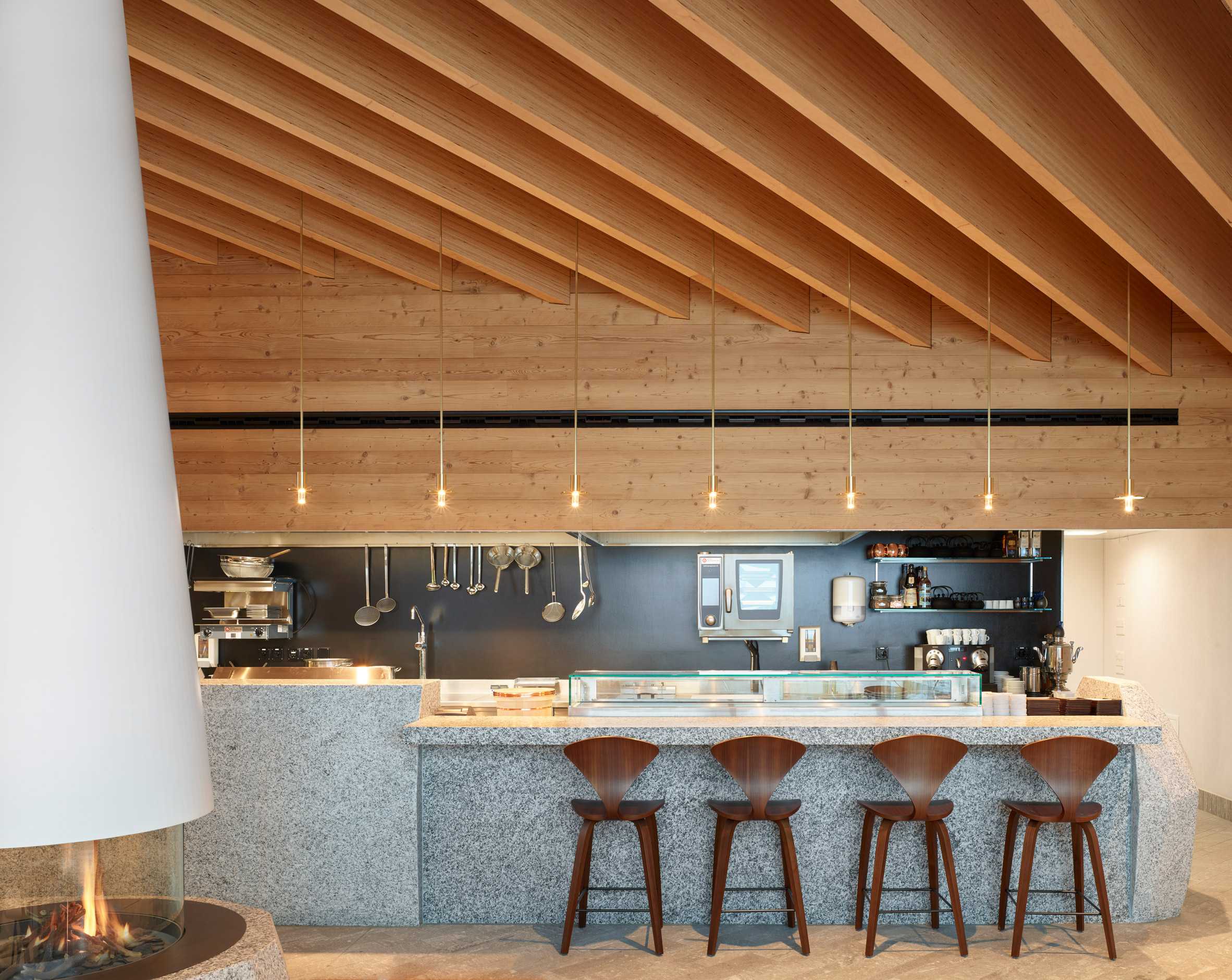 坐落在瑞士阿尔卑斯山顶上的餐厅