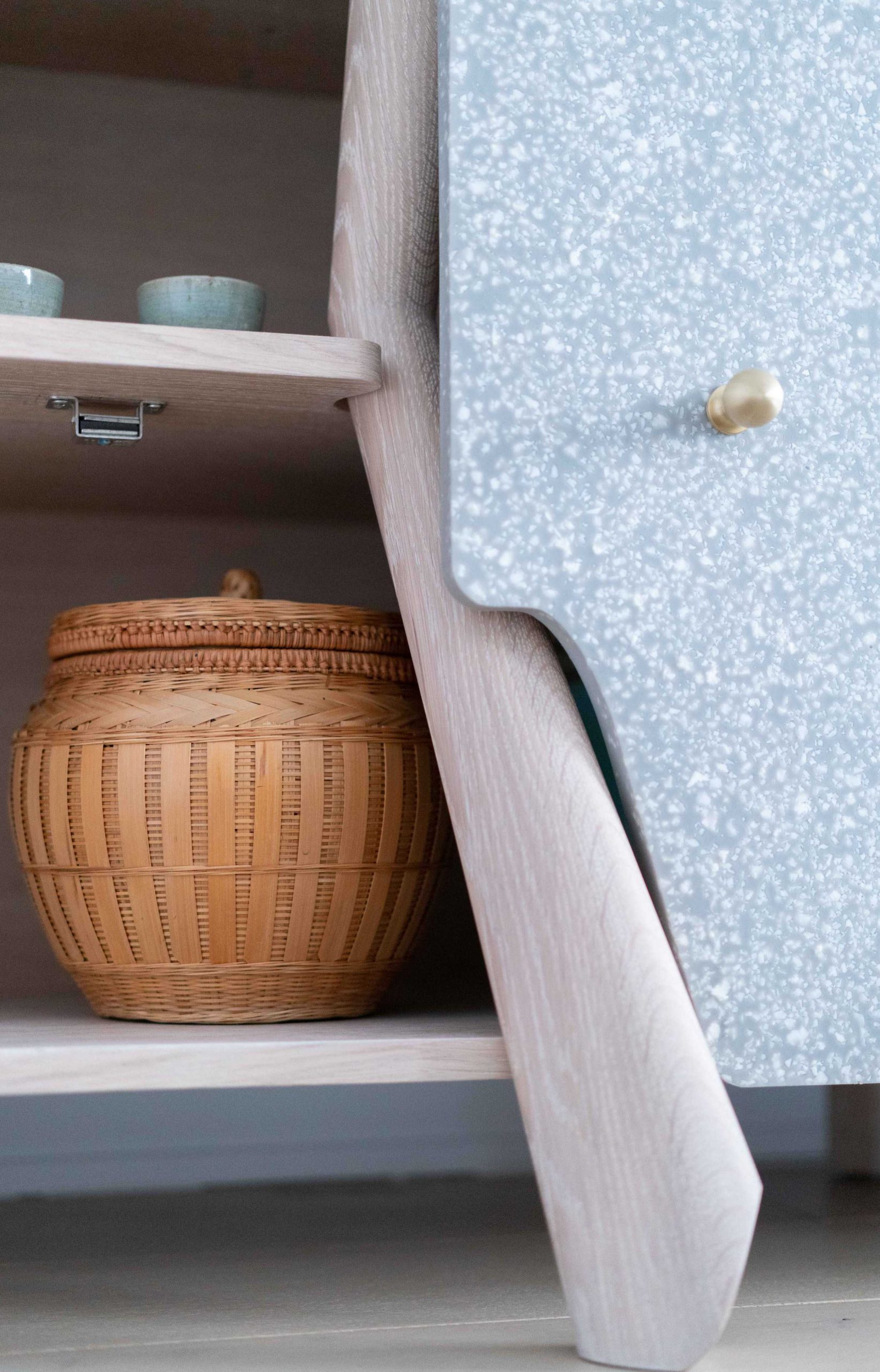 具有弹性的门和特殊支腿的橱柜