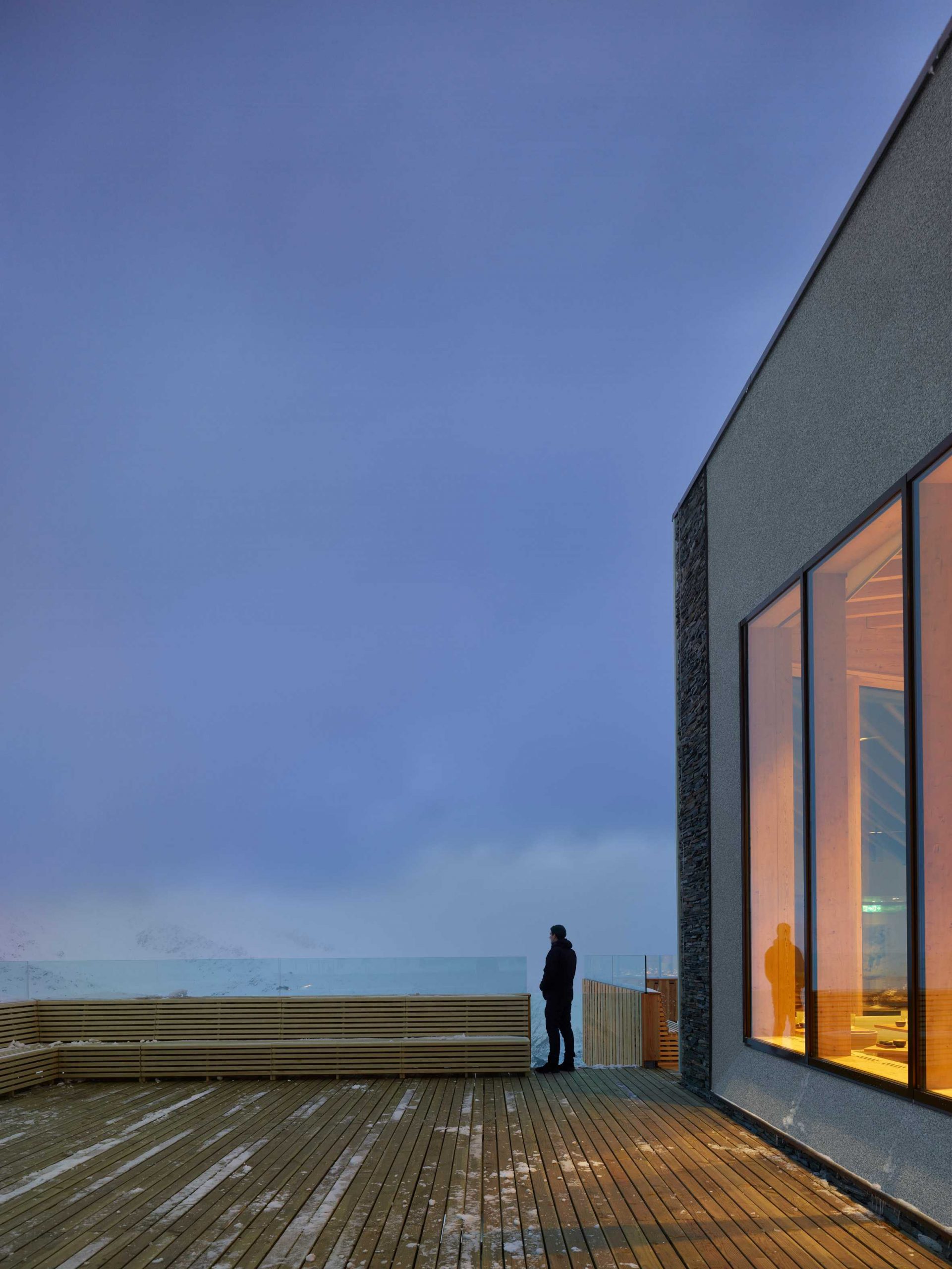 坐落在瑞士阿尔卑斯山顶上的餐厅