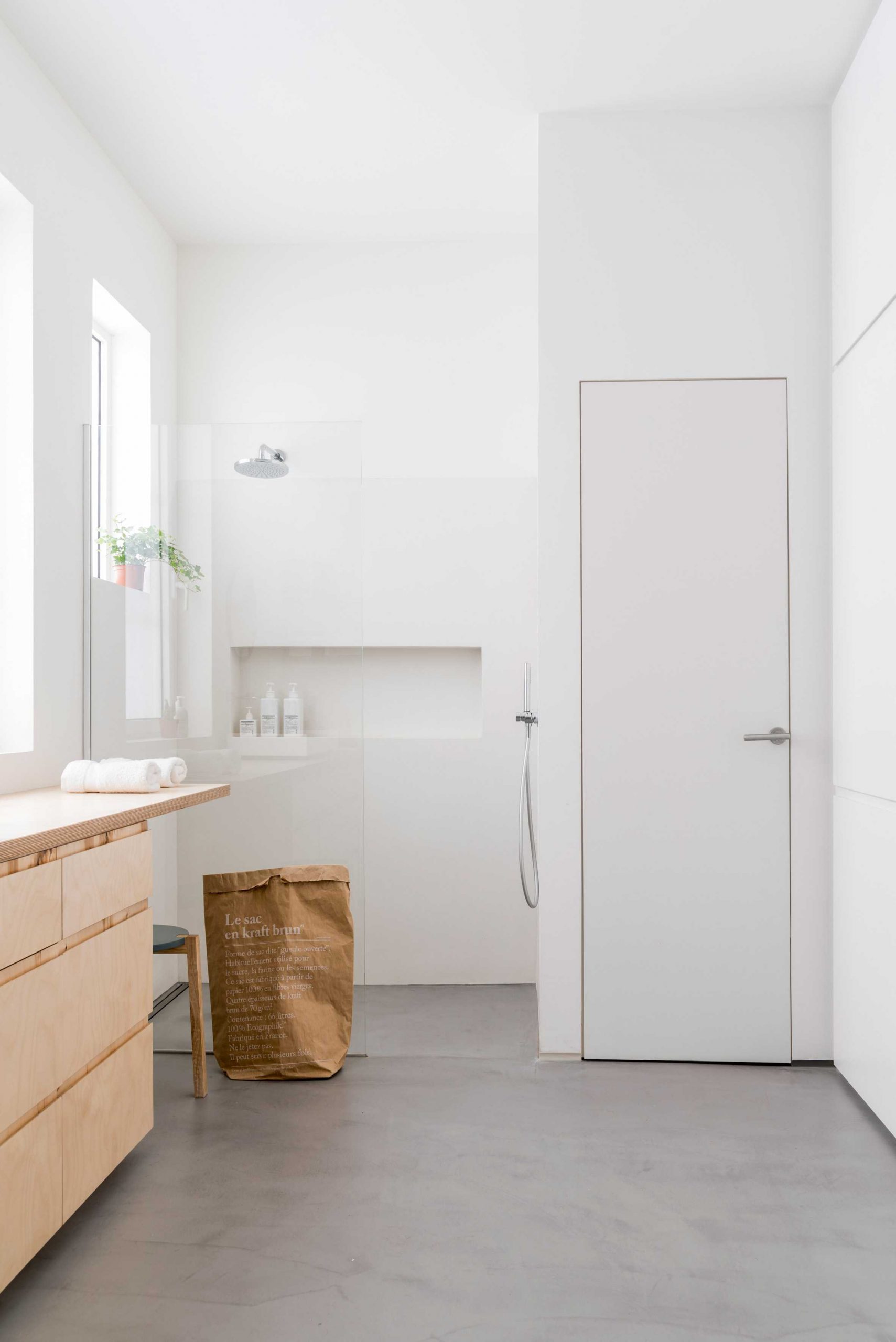 原始的横梁和砖砌为豪华公寓增添了温暖