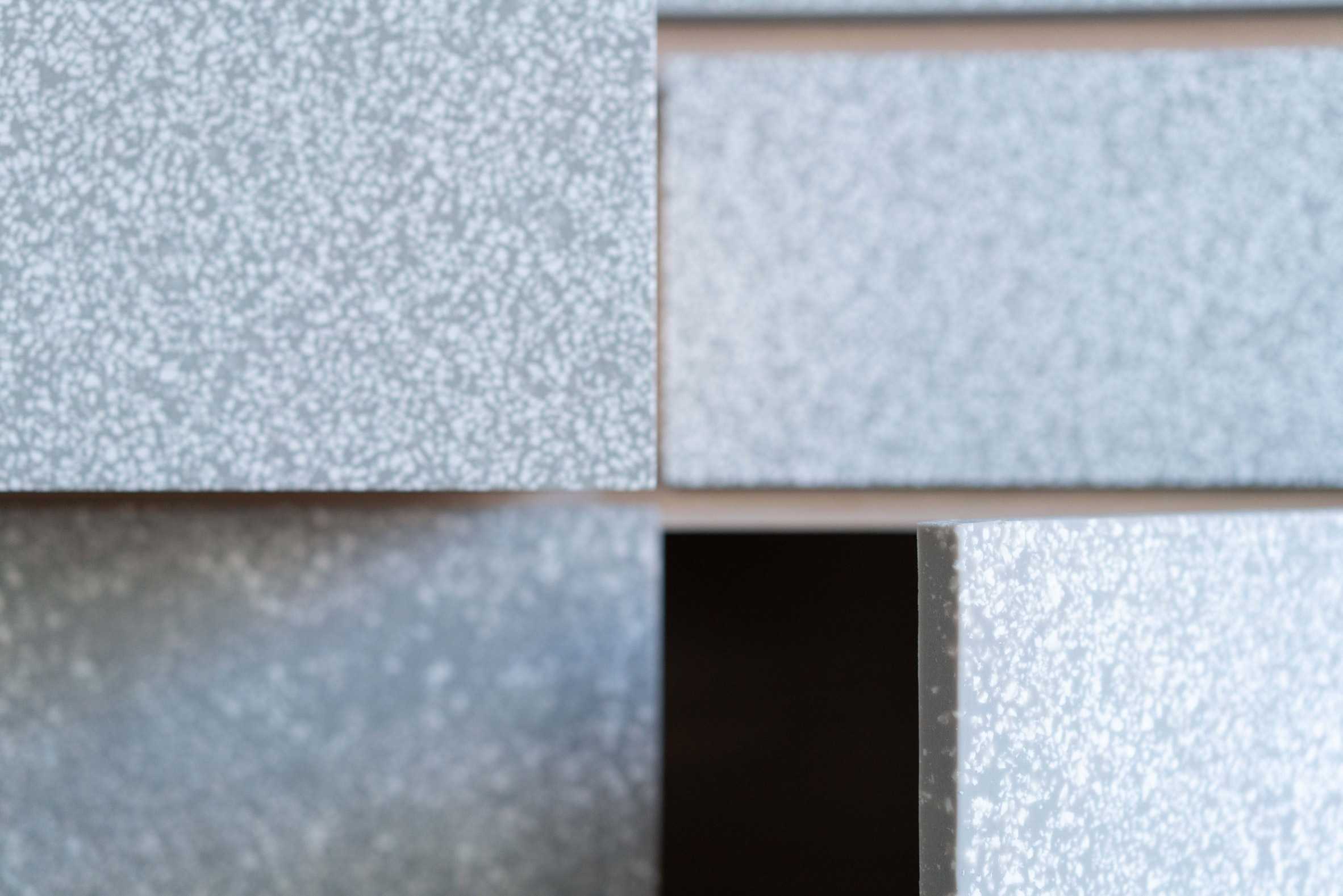 具有弹性的门和特殊支腿的橱柜