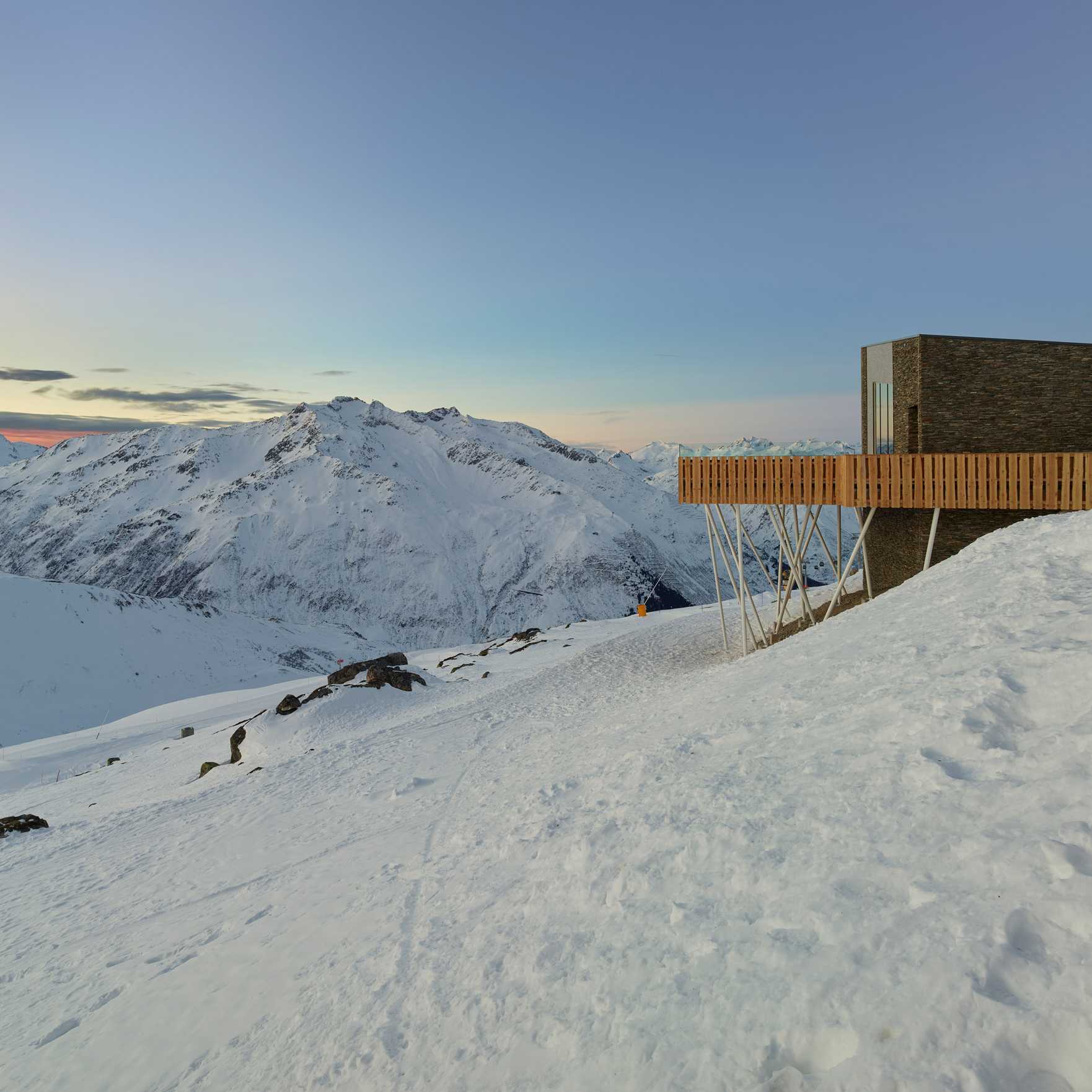 坐落在瑞士阿尔卑斯山顶上的餐厅