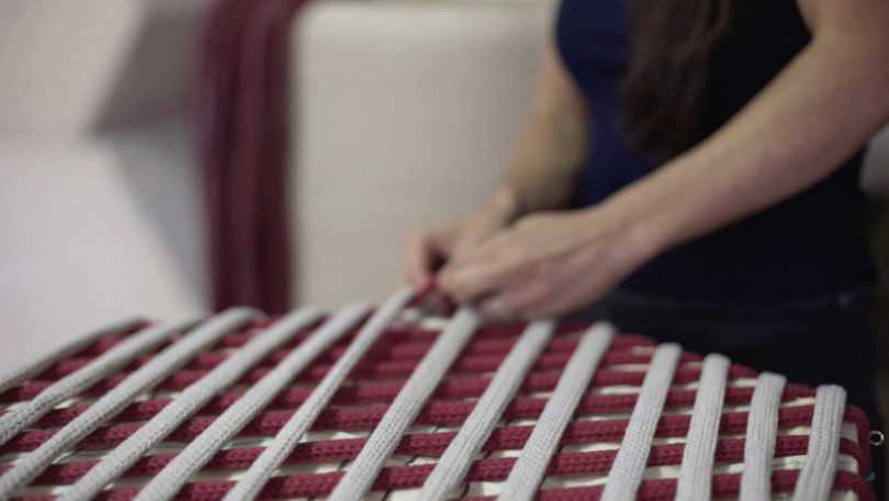 意大利品牌B&B Italia手工编织的Tramae脚凳