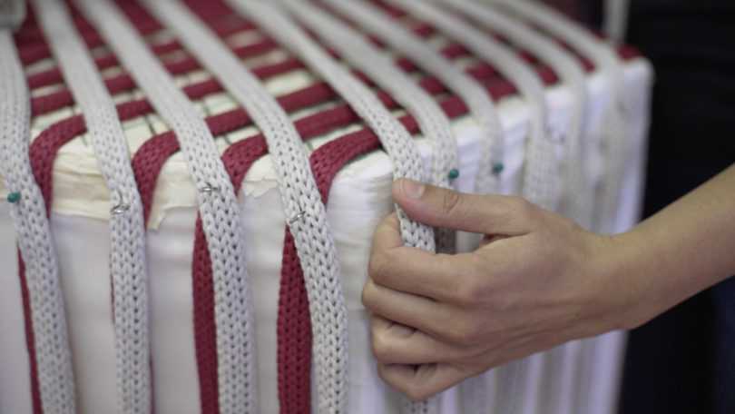 意大利品牌B&B Italia手工编织的Tramae脚凳