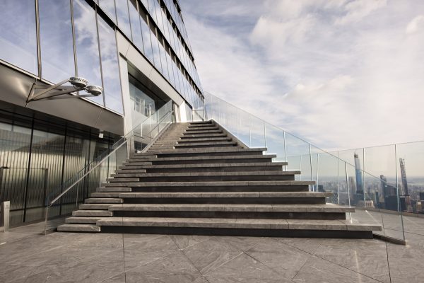 在曼哈顿上空漂浮的 The Edge