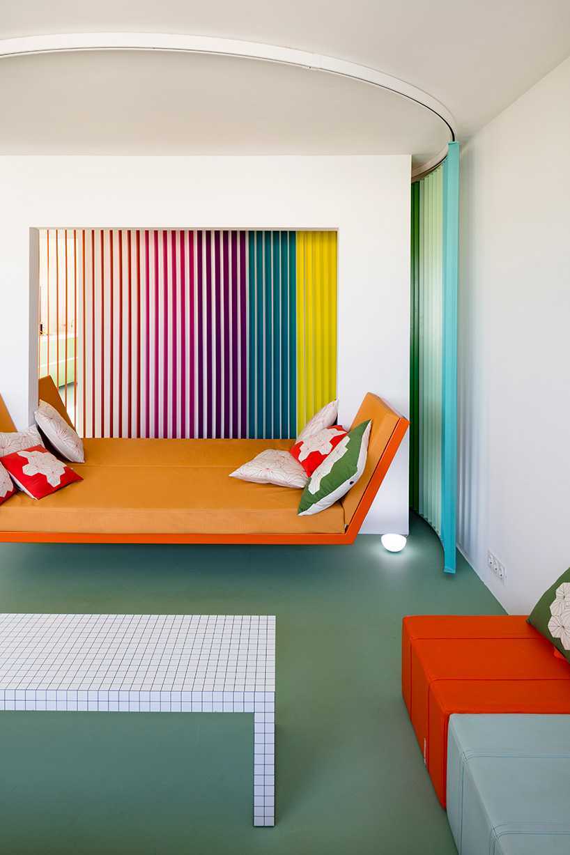 将巴黎的公寓翻新改造成充满彩虹的空间