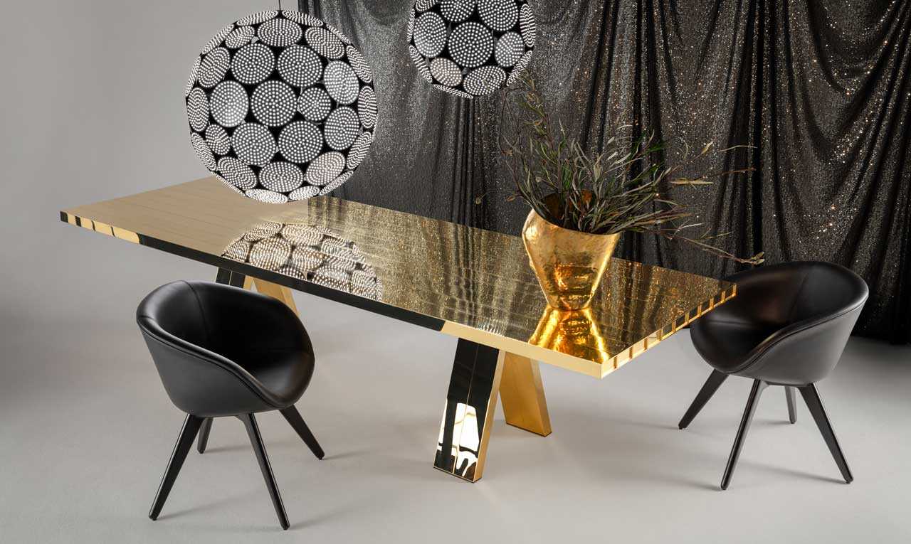 汤姆·迪克森（Tom Dixon）将餐桌变成坚固的黄铜雕塑