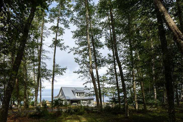 Heliotrope建筑师翻新了Orcas岛上的海滨度假胜地
