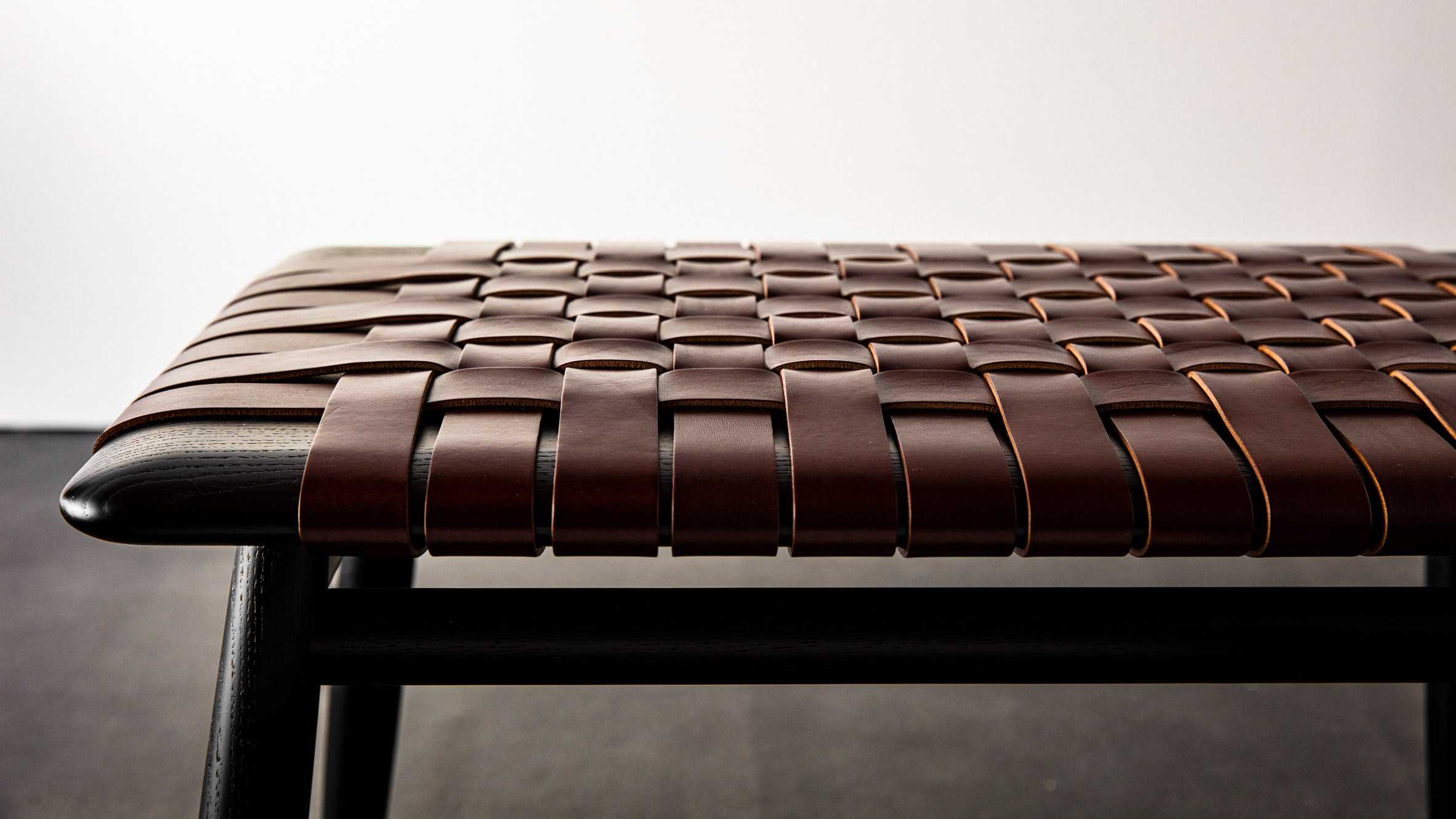 日本品牌的最新家具反映了木材和皮革之间的“和谐对话”