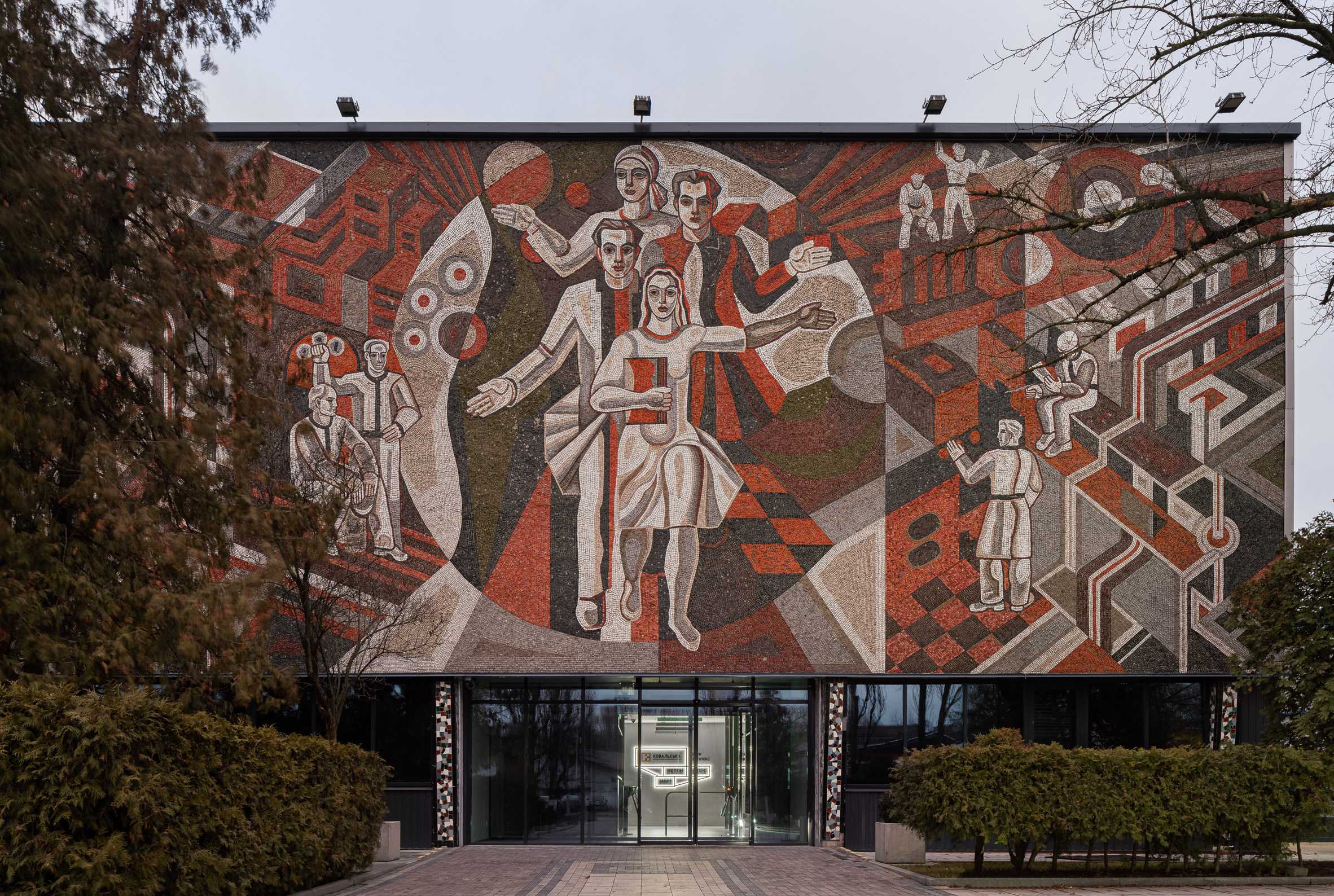 基辅的Kovalska办公室装饰有不起眼的建筑材料