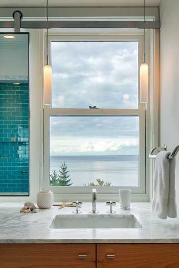 Heliotrope建筑师翻新了Orcas岛上的海滨度假胜地