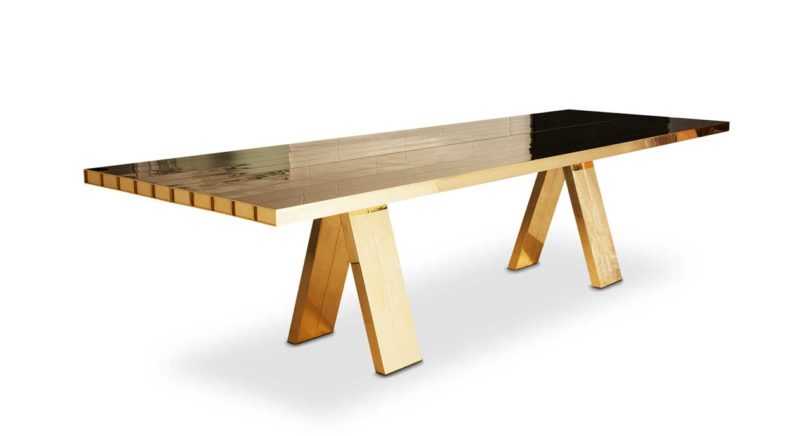 汤姆·迪克森（Tom Dixon）将餐桌变成坚固的黄铜雕塑
